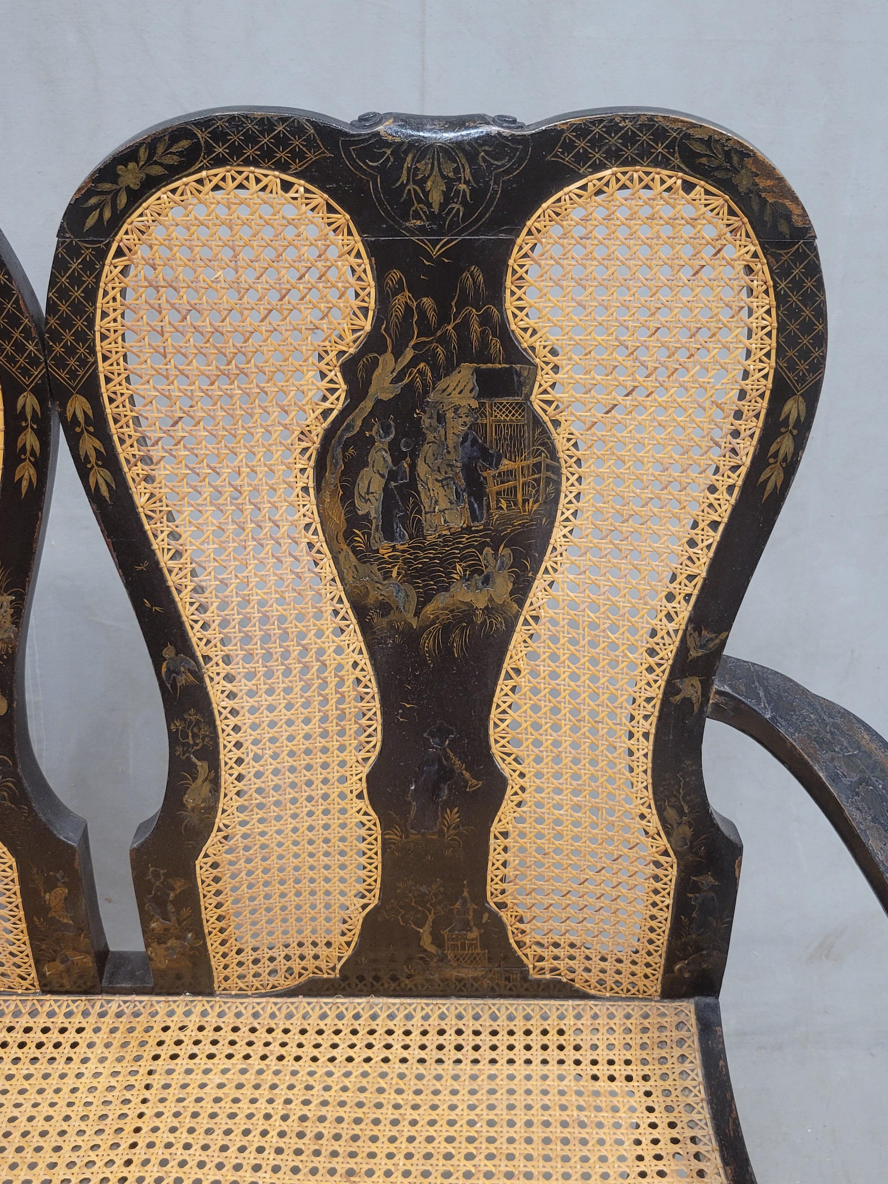 Fatto a mano Antico divano con schienale a sedia in lacca e canna inglese del XIX secolo in vendita