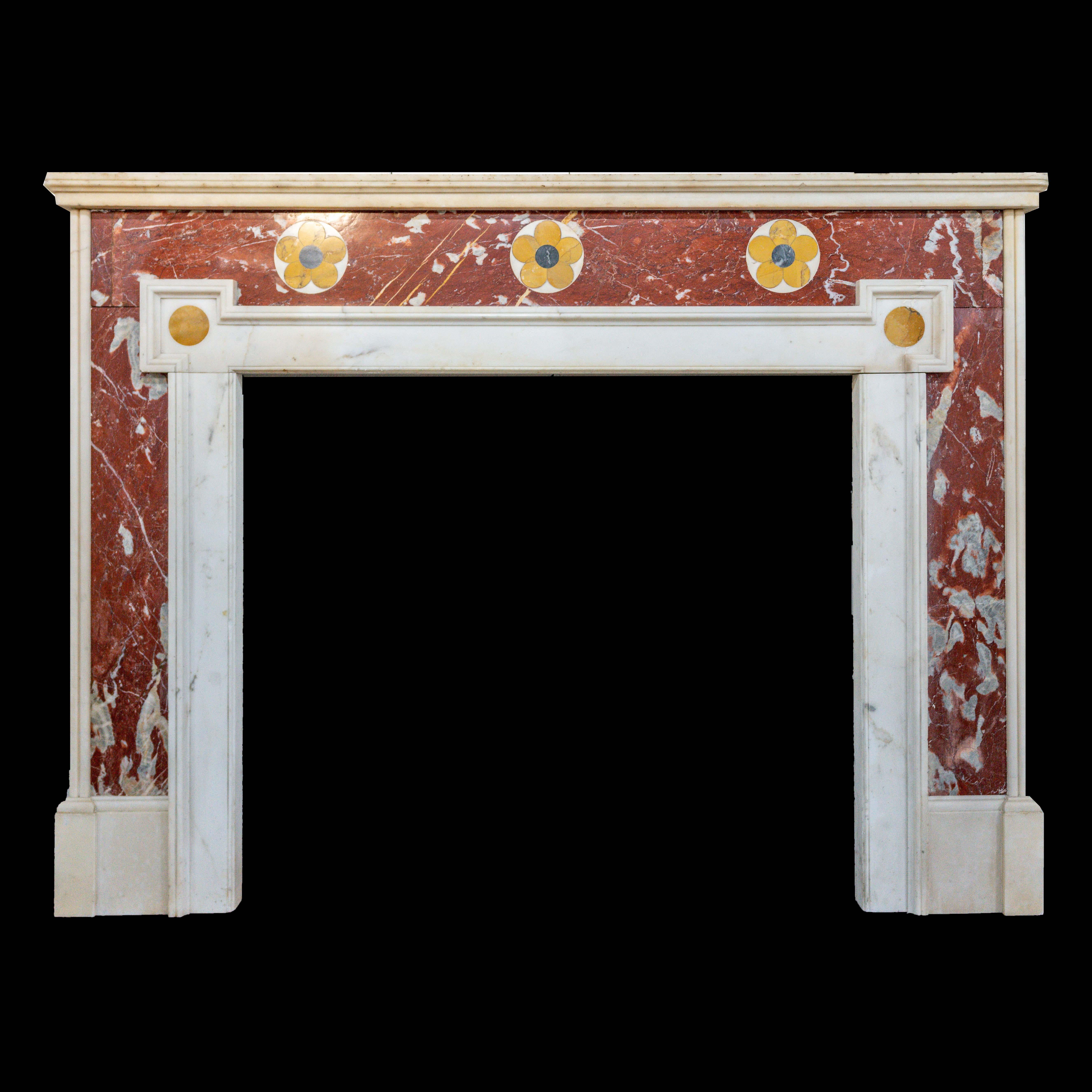 Exquisito ejemplo de la artesanía inglesa de principios del siglo XIX, esta repisa neoclásica de mármol para chimenea combina proporciones señoriales con refinados detalles decorativos. Elaborada con una sorprendente mezcla de mármol rojo de