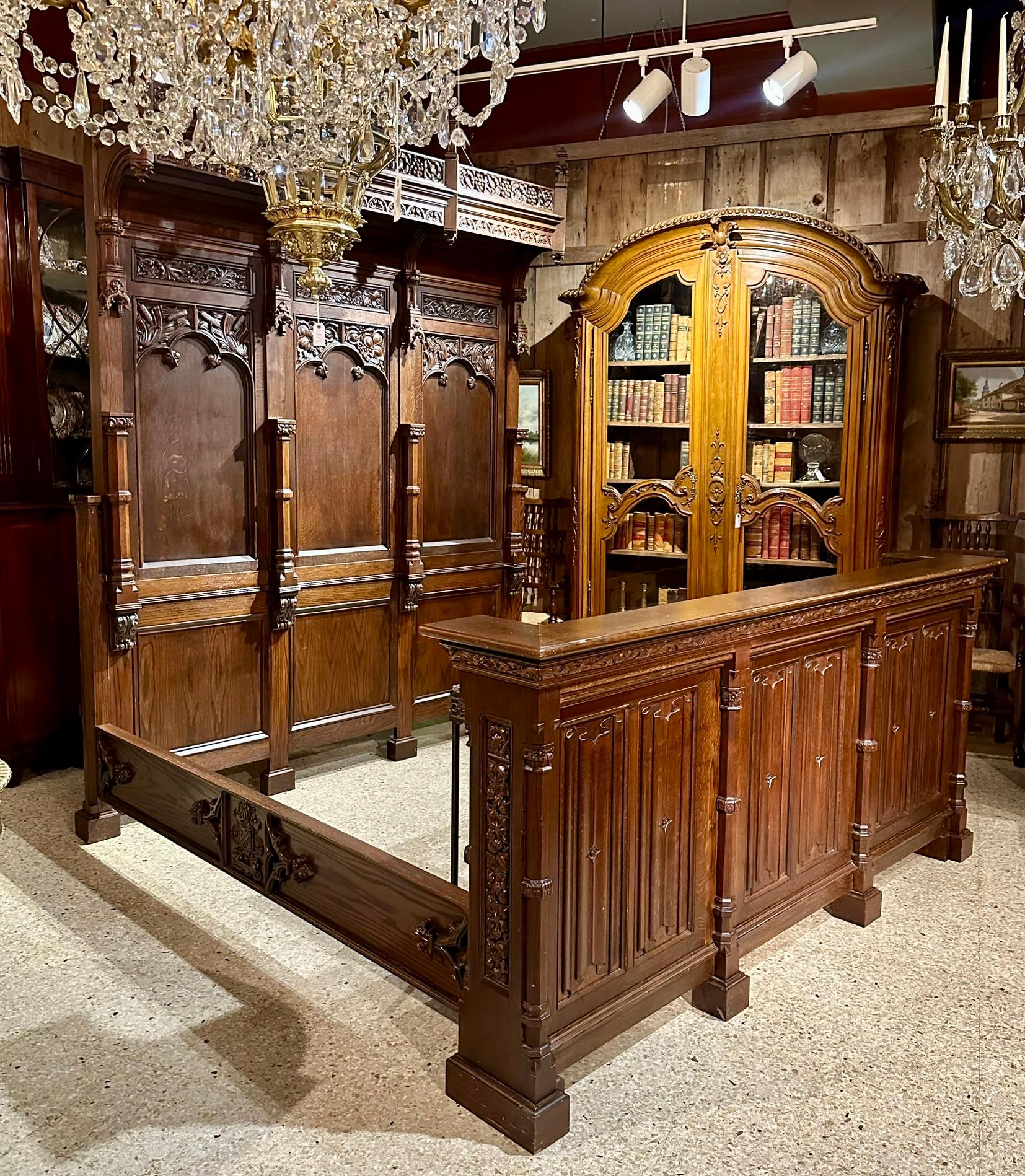Antikes englisches „Manor House“-Bett aus geschnitzter Eiche im gotischen Stil des 19. Jahrhunderts. (Neugotik) im Angebot