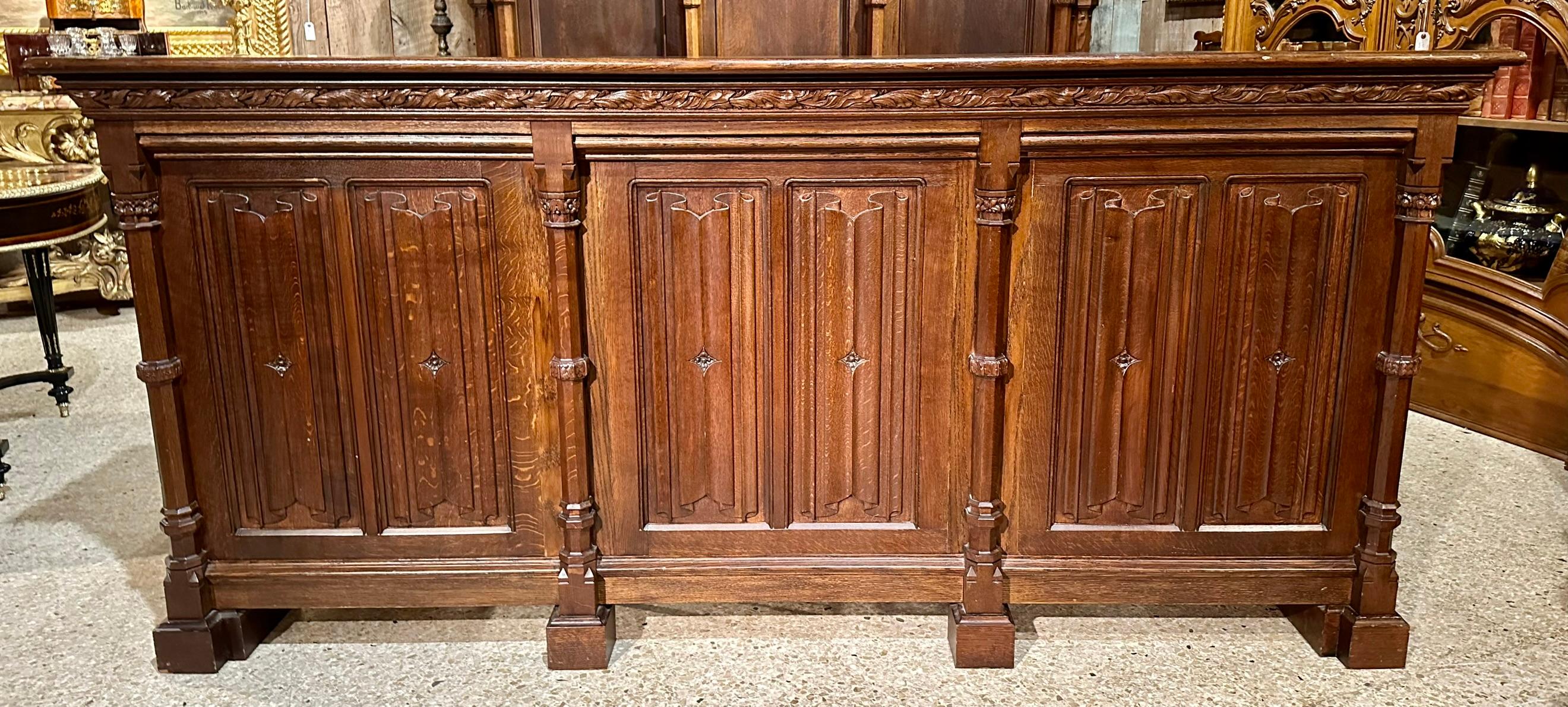 Antikes englisches „Manor House“-Bett aus geschnitzter Eiche im gotischen Stil des 19. Jahrhunderts. (Eichenholz) im Angebot