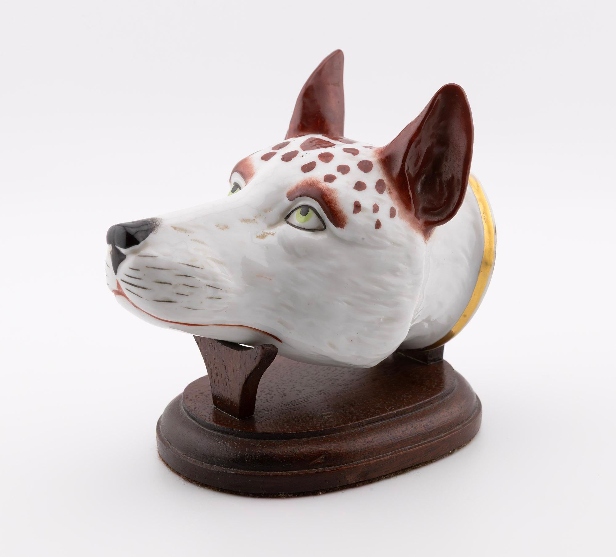 Antica tazza a staffa in porcellana inglese del XIX secolo a forma di testa di cane. Le tazze per le staffe erano utilizzate in Inghilterra per la caccia con i cani, per bere prima della caccia mentre il cacciatore è già sulle staffe. Questo è