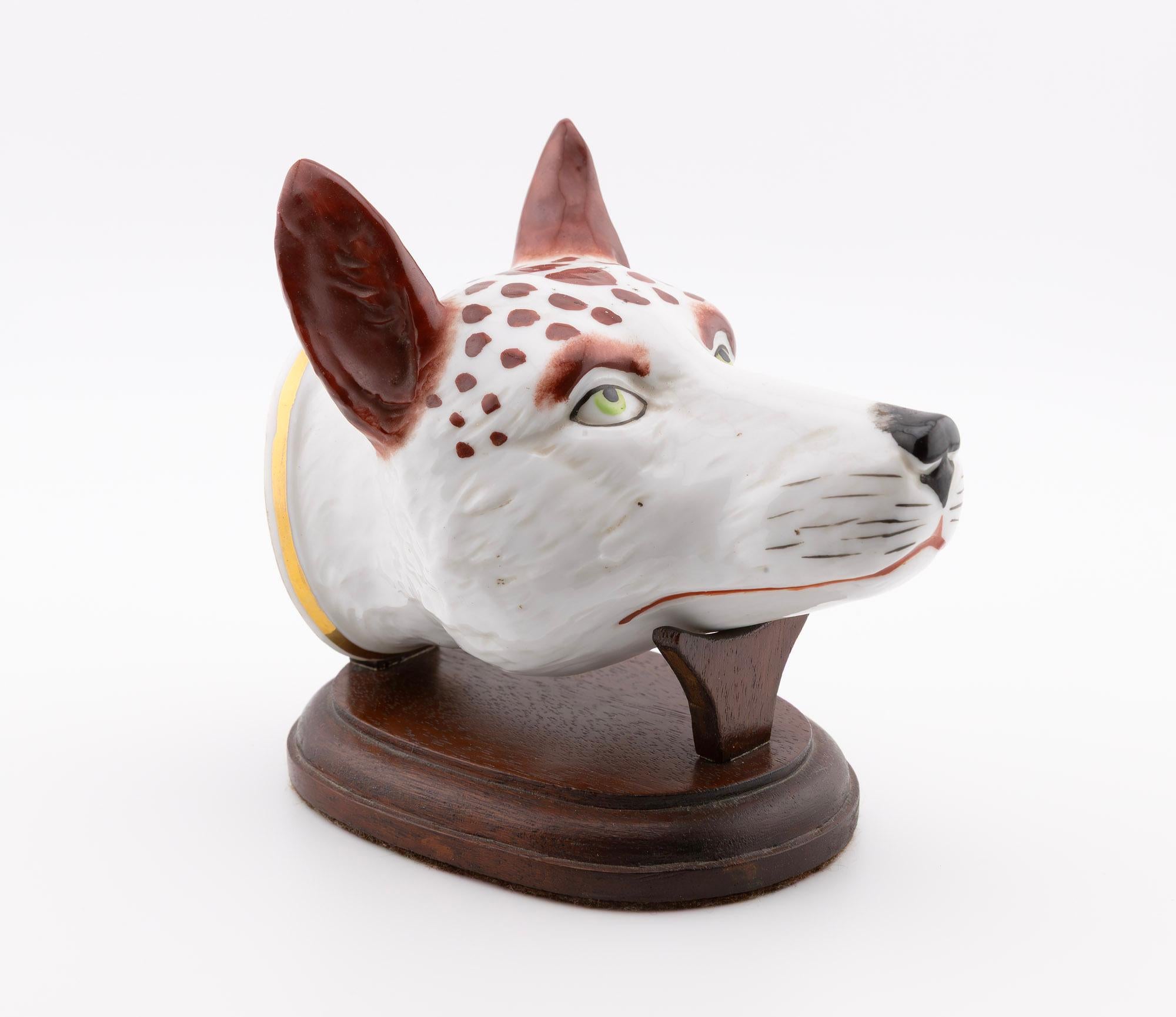 Vittoriano Antico bicchiere da staffa in porcellana a forma di testa di cane del XIX secolo con supporto in vendita