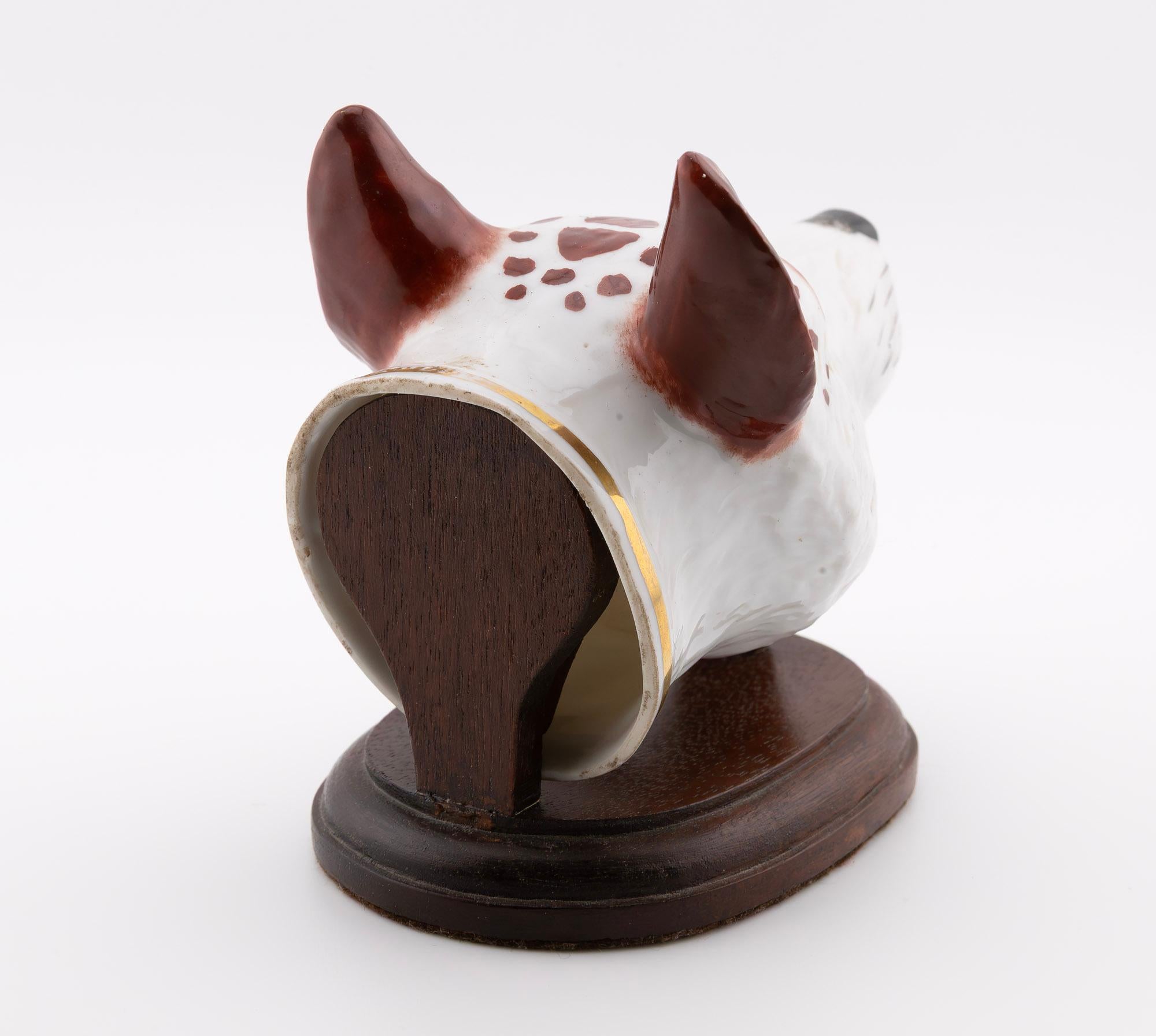 Inglese Antico bicchiere da staffa in porcellana a forma di testa di cane del XIX secolo con supporto in vendita