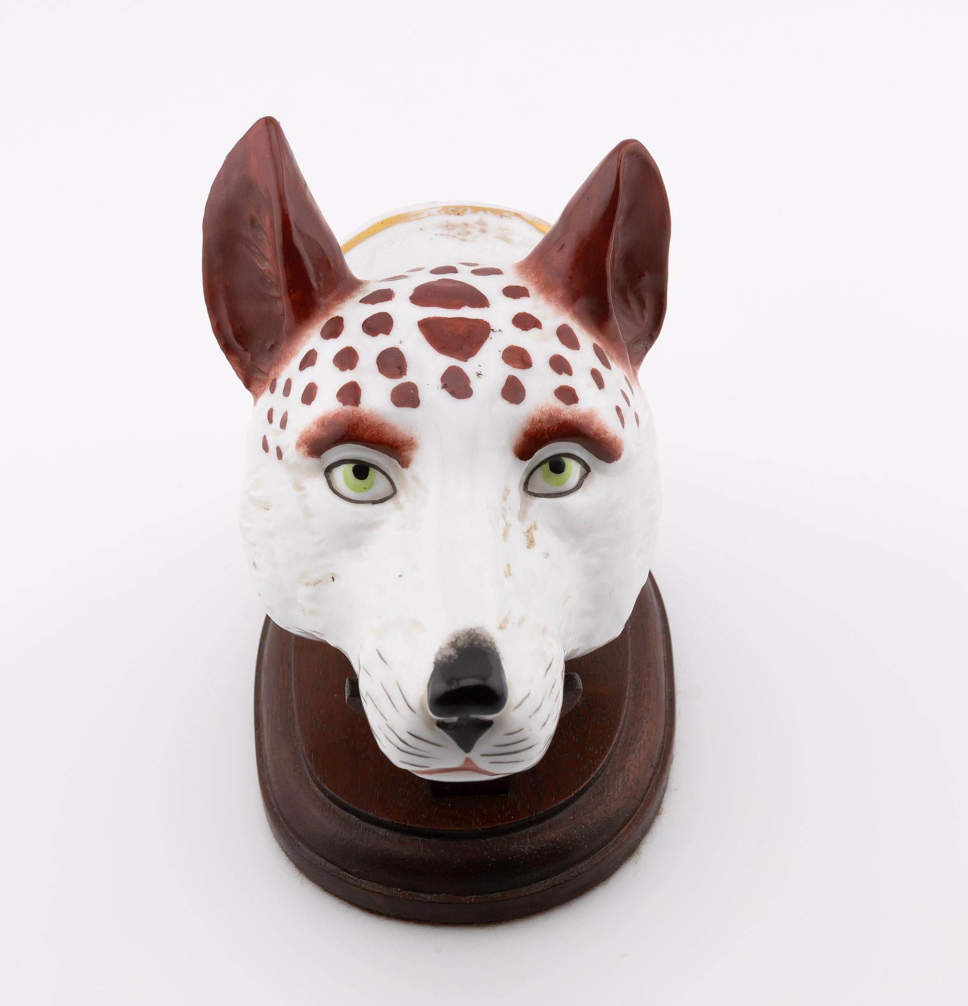 Antico bicchiere da staffa in porcellana a forma di testa di cane del XIX secolo con supporto In condizioni buone in vendita a Chicago, IL