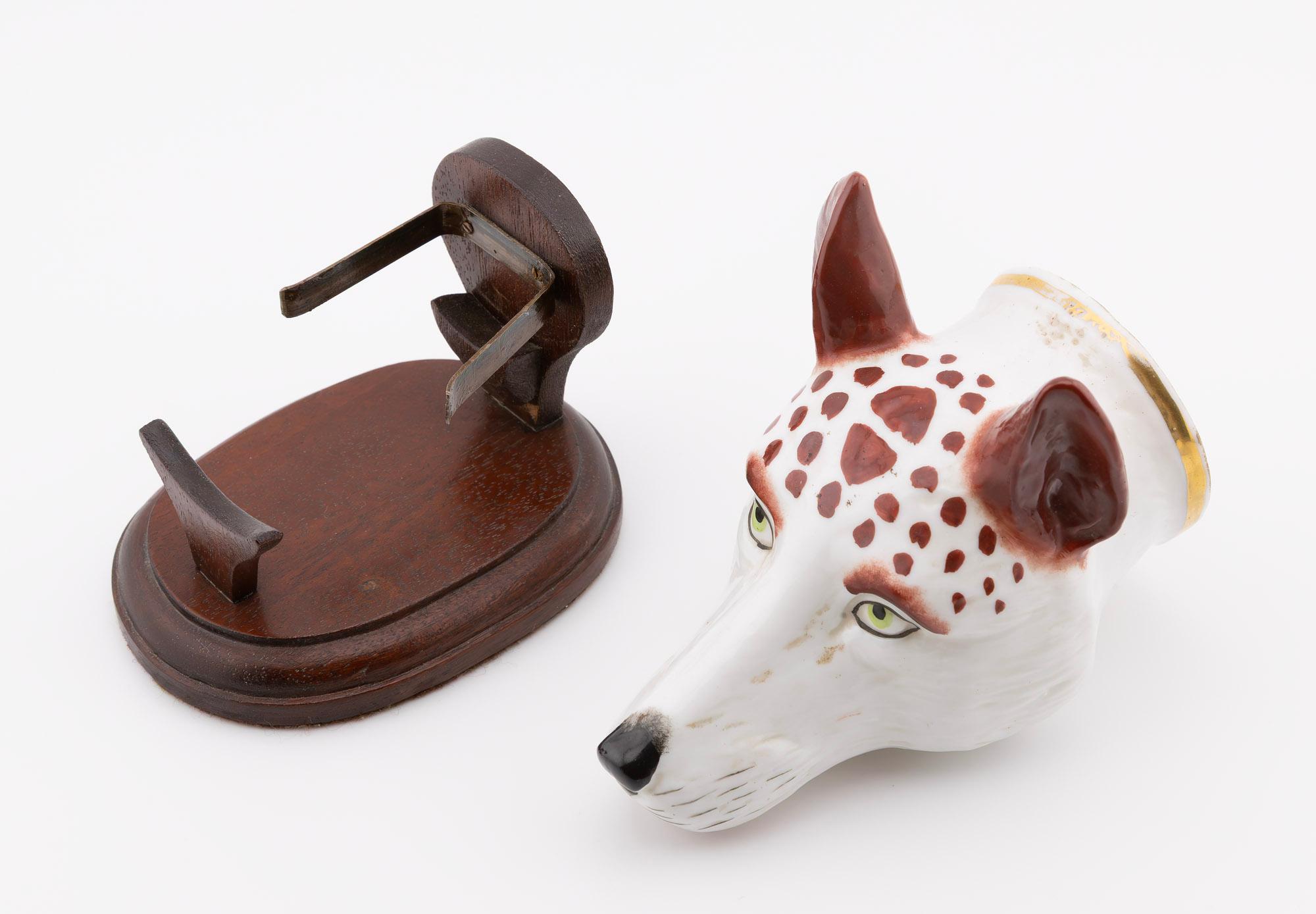 Porcellana Antico bicchiere da staffa in porcellana a forma di testa di cane del XIX secolo con supporto in vendita