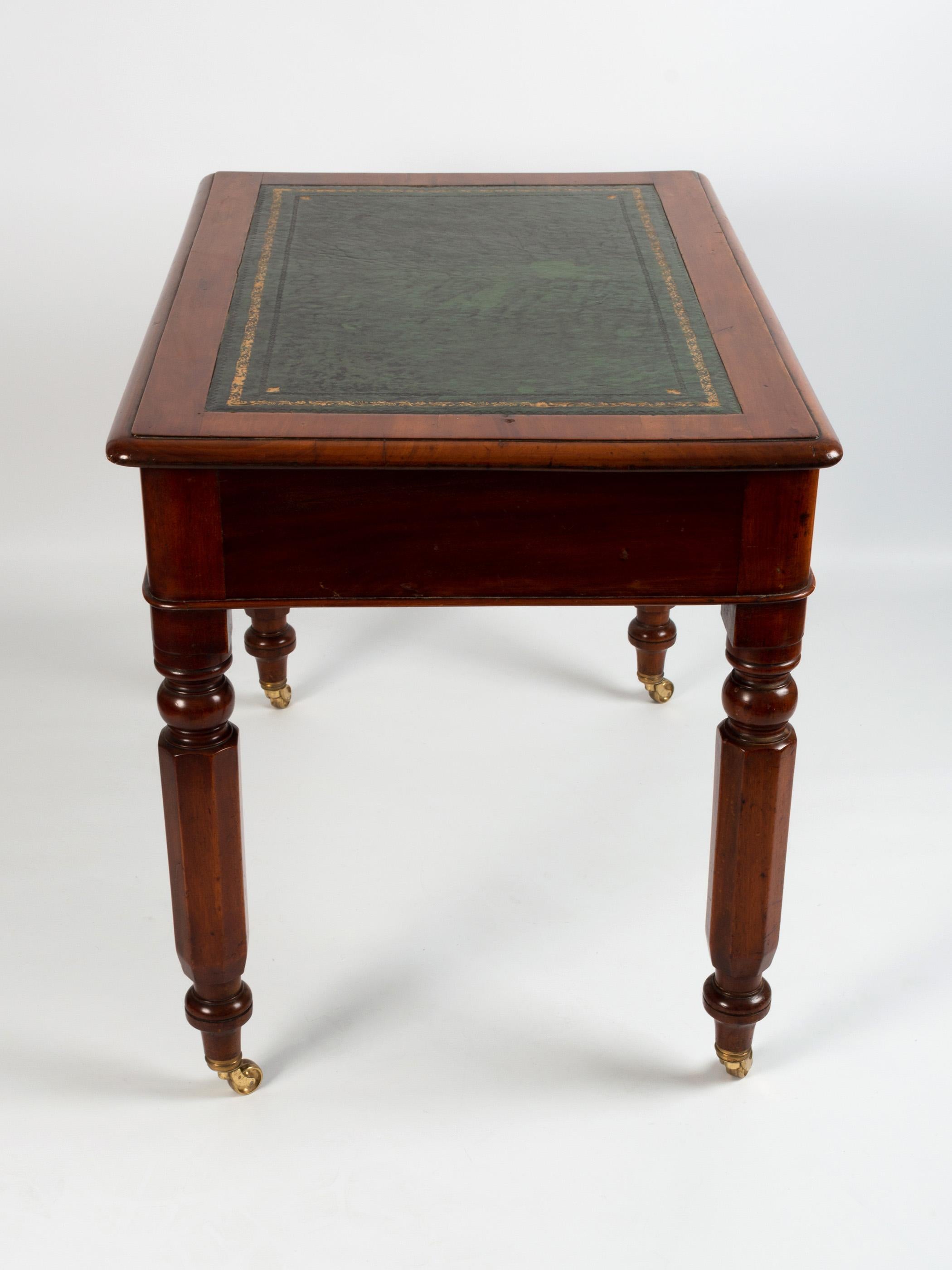 Antico tavolo da biblioteca inglese del XIX secolo con inserti in pelle, 1840 ca. in vendita 3