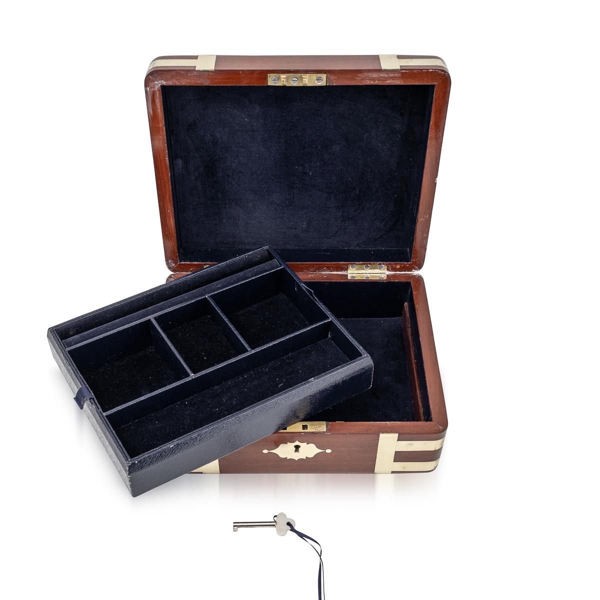 Ancienne boîte à bijoux en acajou et laiton du 19ème siècle, A.I.C C. en vente 2