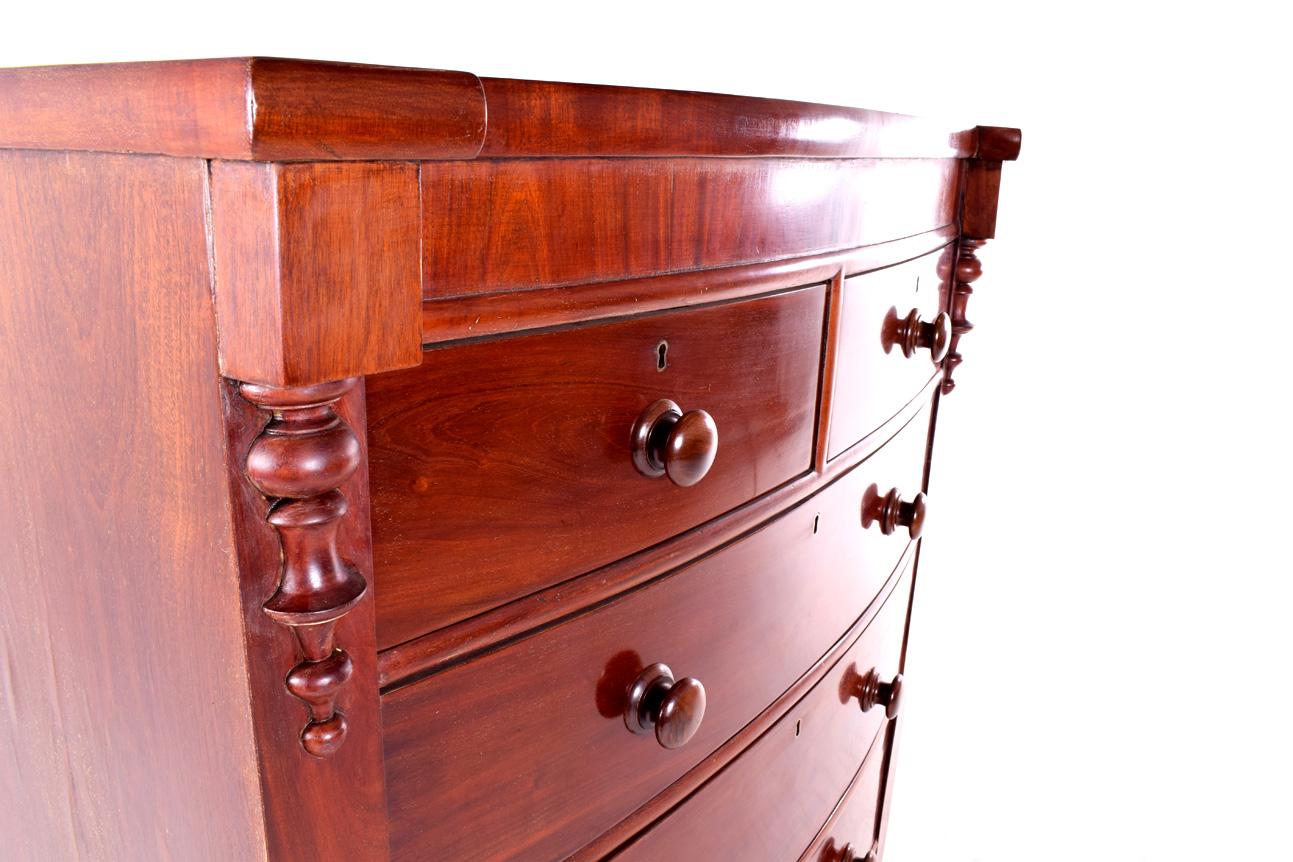 English chest of drawers with curved front, in mahogany and mahogany veneer. This dresser is equipped with five drawers of different dimensions, good storage capacity. Mahogany pull handles. In good condition but with the wrinkles of time.