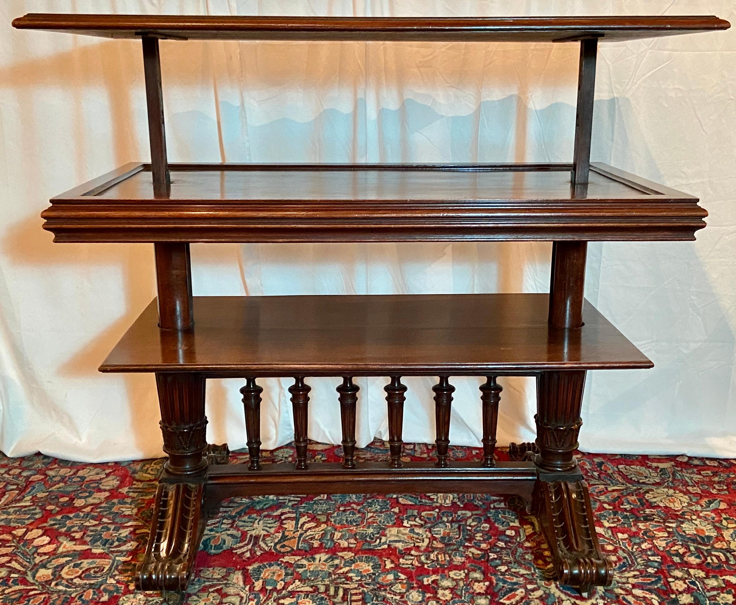 Antiker englischer Mahagoni-Tisch des 19. Jahrhunderts mit zwei Etagen.
Abmessungen: 
41.5 Zoll in der Höhe (oben)
31.25 Zoll in der Höhe (nach unten) 
43.25 Zoll in der Breite 
25.5 Zoll in der Tiefe.

 