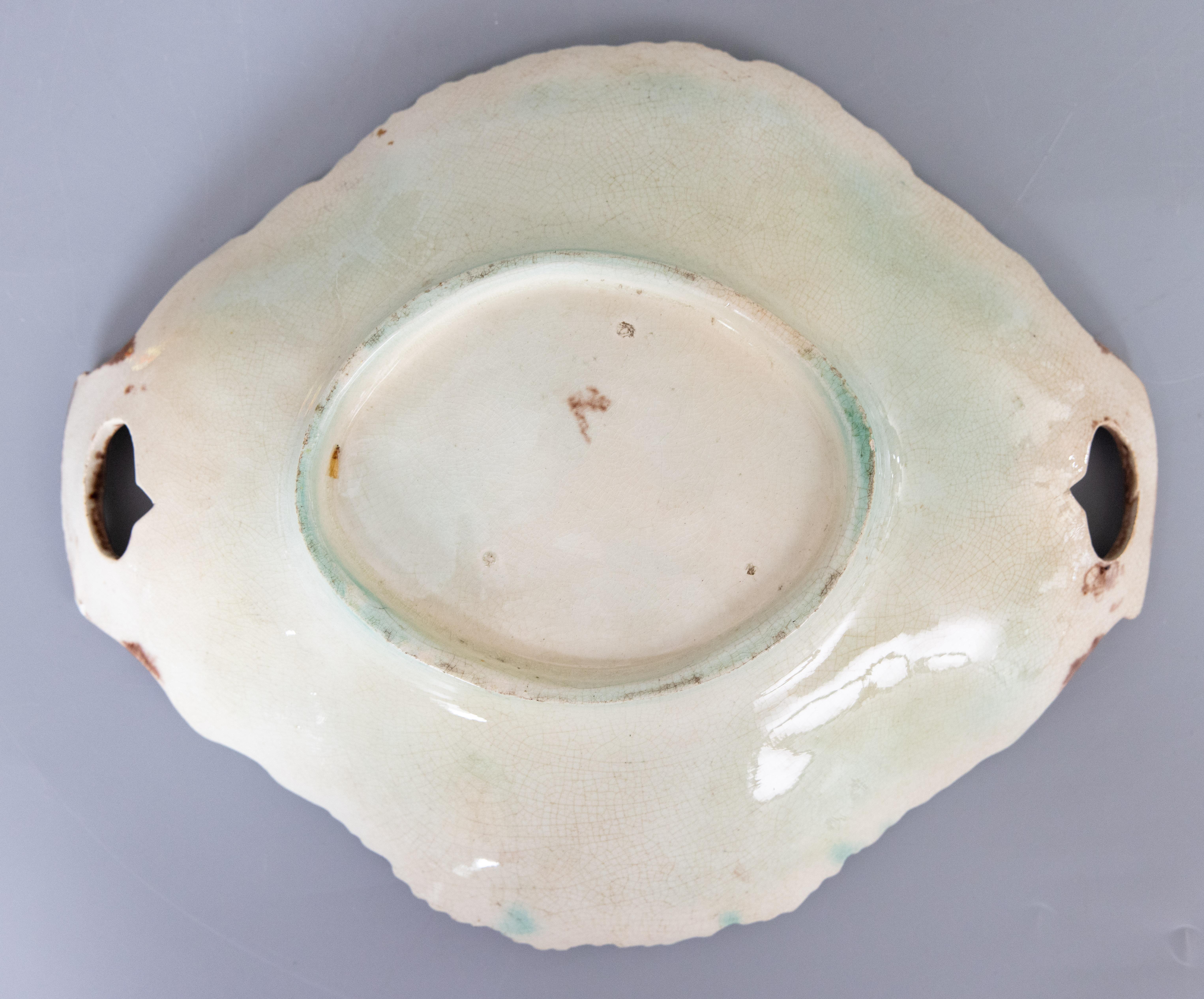 Antiguo plato de mayólica inglesa del siglo XIX con asas de hojas florales Mayólica en venta