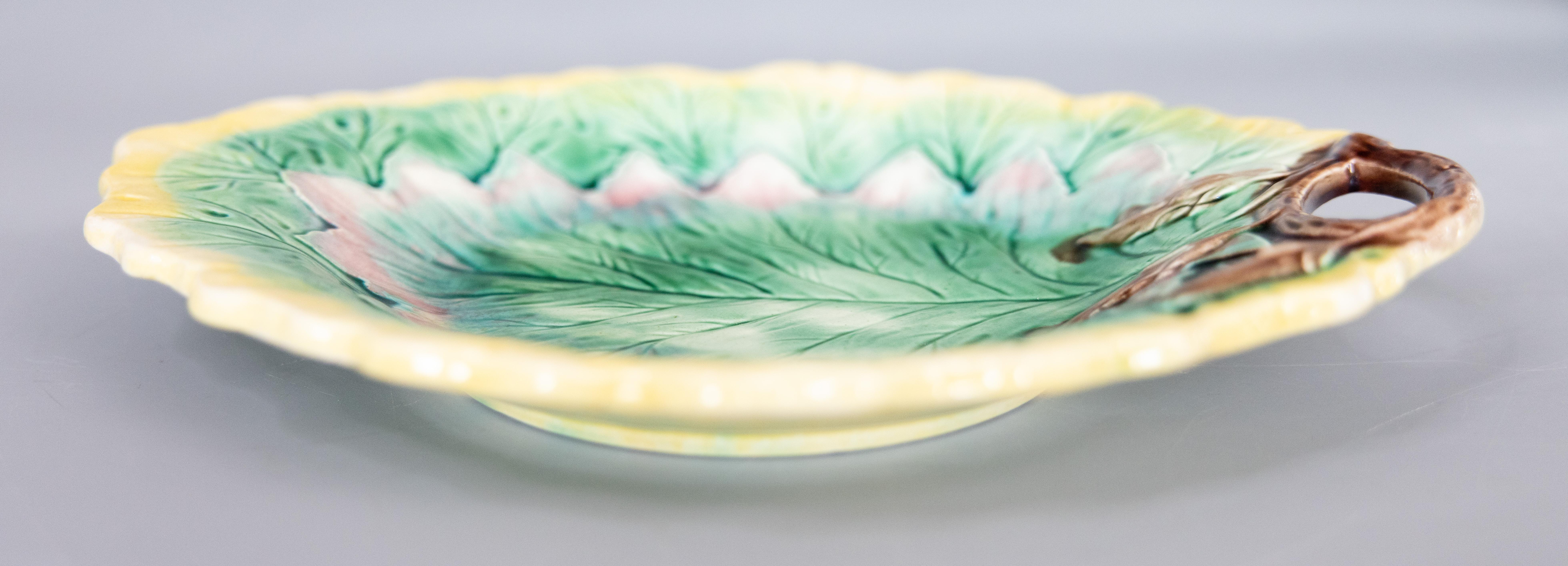 Antiguo plato de mayólica inglesa del siglo XIX con asa de hoja verde Inglés en venta