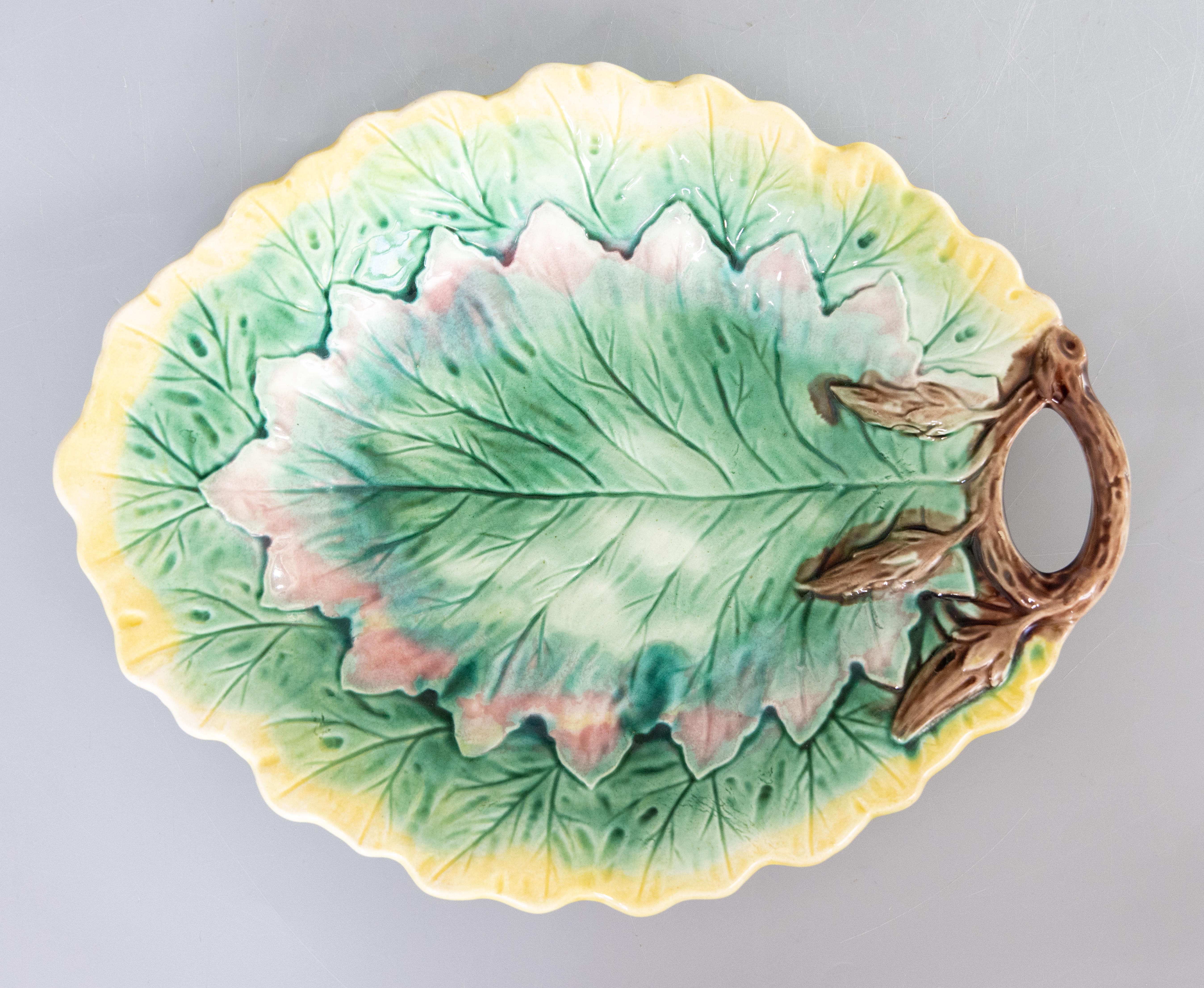 Antiguo plato de mayólica inglesa del siglo XIX con asa de hoja verde en Bueno estado para la venta en Pearland, TX