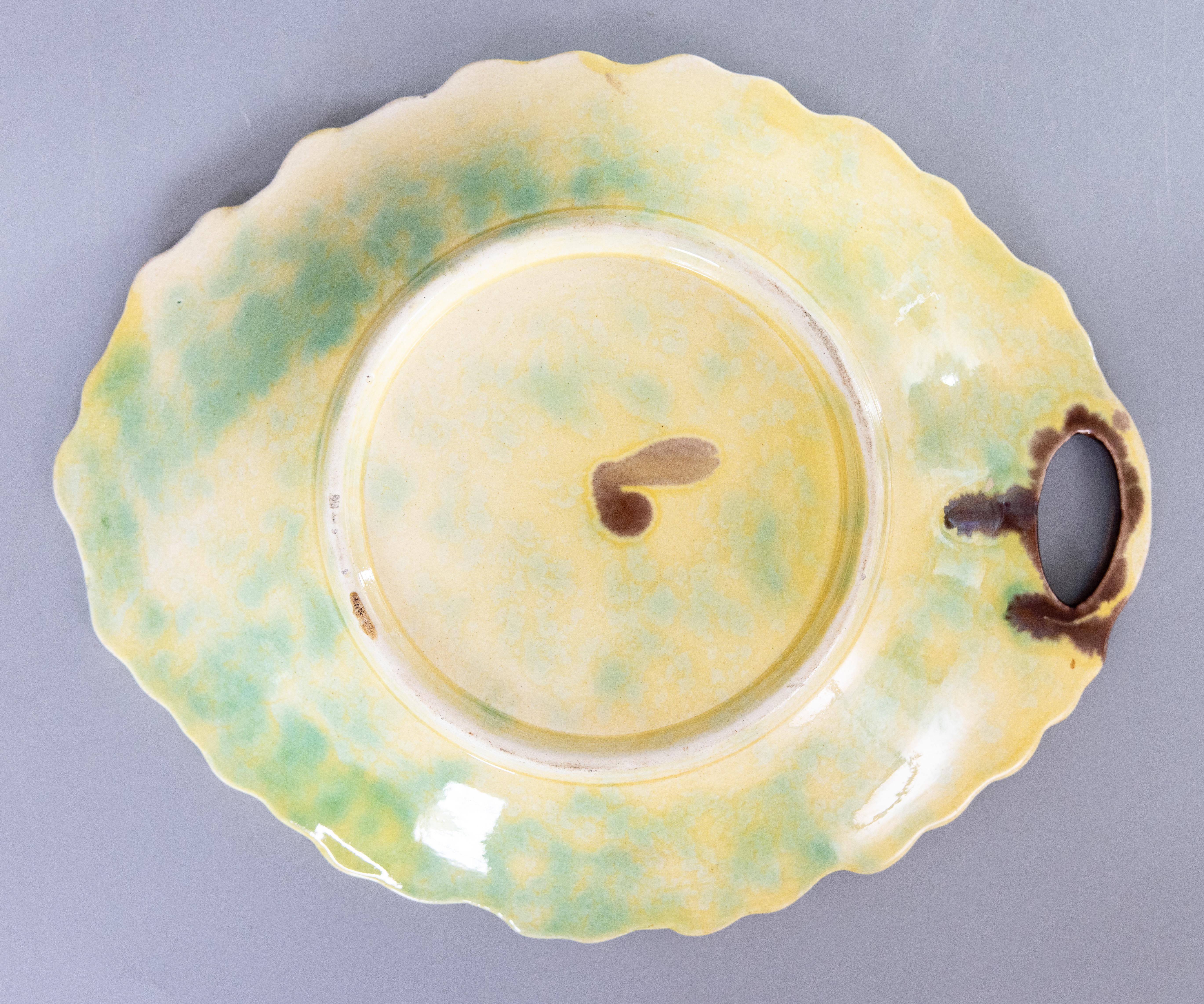 Antiguo plato de mayólica inglesa del siglo XIX con asa de hoja verde Mayólica en venta