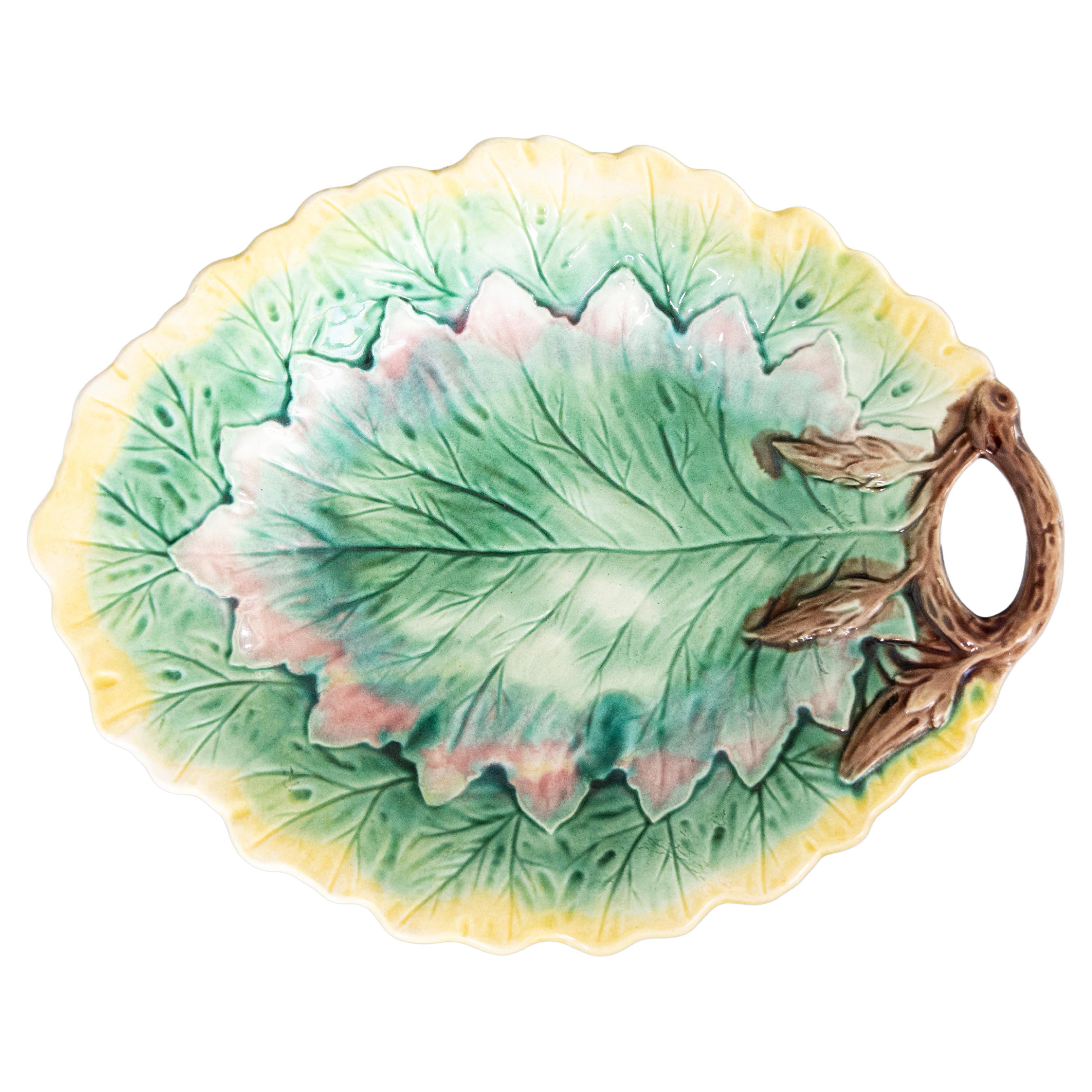 Antico piatto da portata in maiolica inglese del XIX secolo con manico a forma di foglia verde