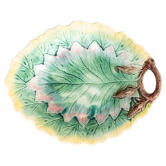 Antico piatto da portata in maiolica inglese del XIX secolo con manico a forma di foglia verde