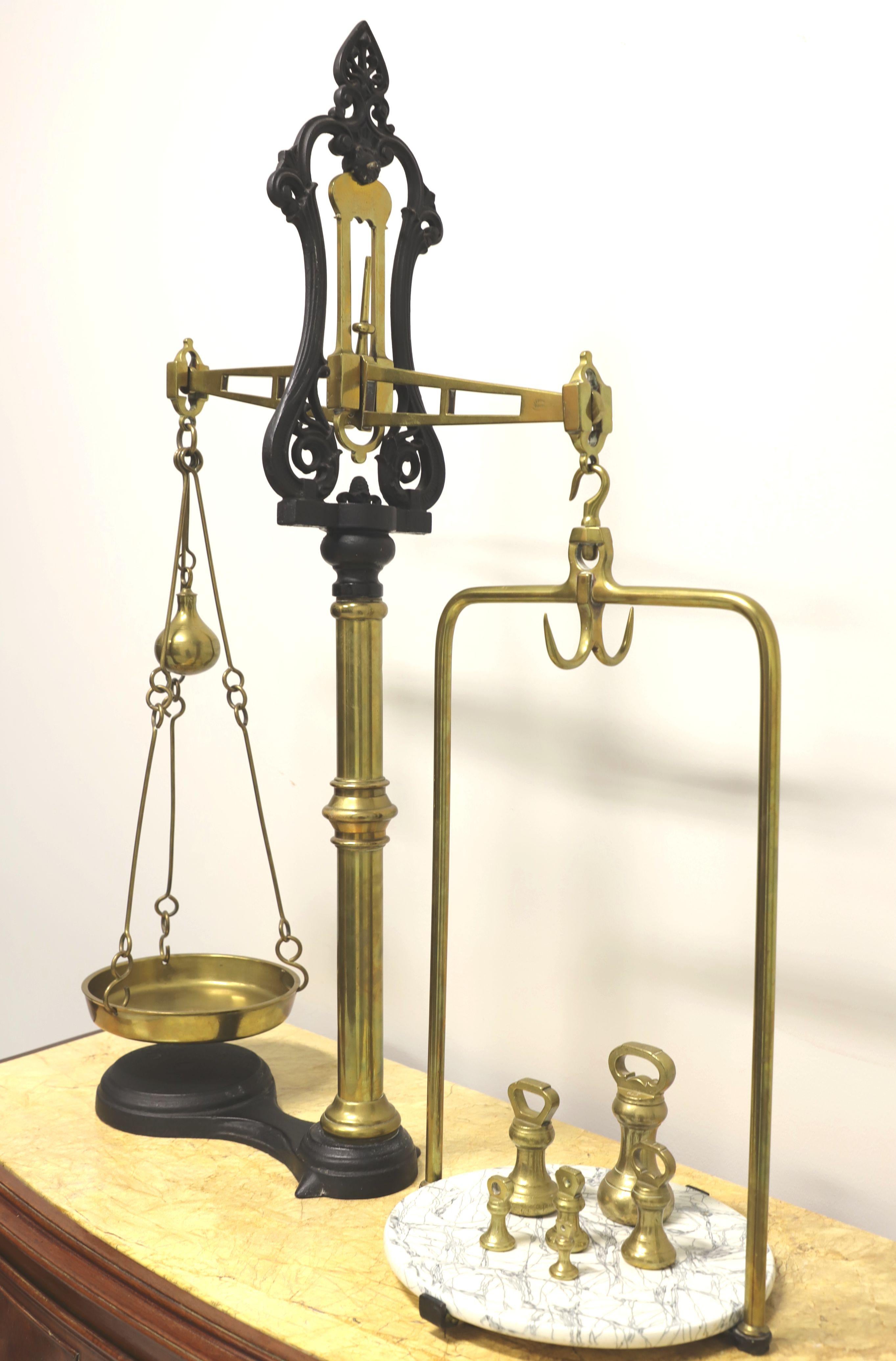 An antique 19th century Victorian period market scale by J.H. Piper & Co. of Wolverhampton, Staffordshire, England, UK. Cast iron base, bowl rest, interior shaft, decorative top and round tray base. Brass center shaft surround, balance beam, bowl,