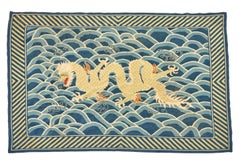 Tappeto inglese antico del XIX secolo, ricamato a punto croce, con draghi cinesi - Rug & Kilim