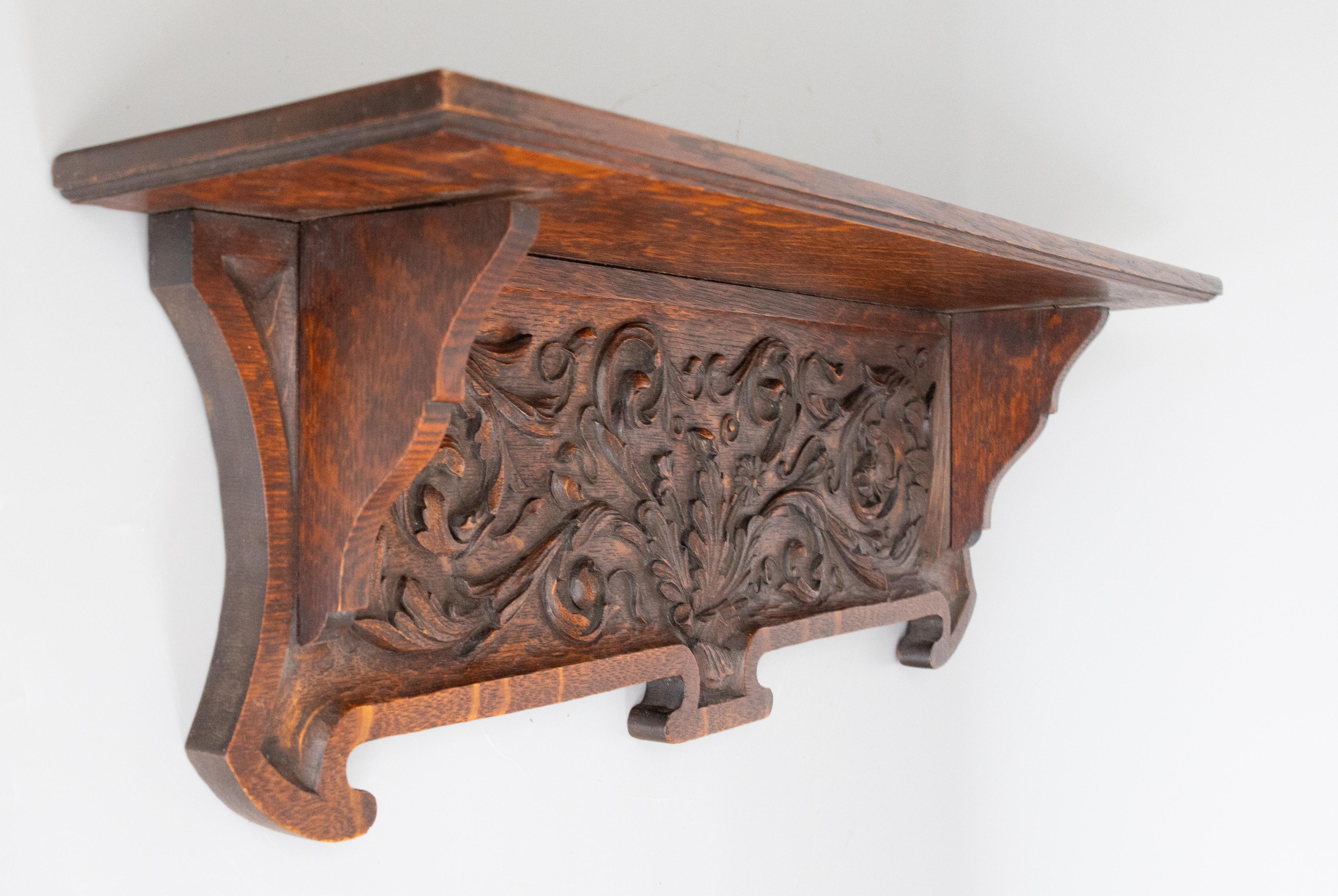 Ein schönes antikes englisches Eichenregal mit geschnitzten Blättern und floralem Motiv, um 1880. Dies ist ein hochwertiges, handgeschnitztes Regal aus massiver Eiche mit einer Rille zum Ausstellen von Tellern und einer wunderschönen Patina. Er
