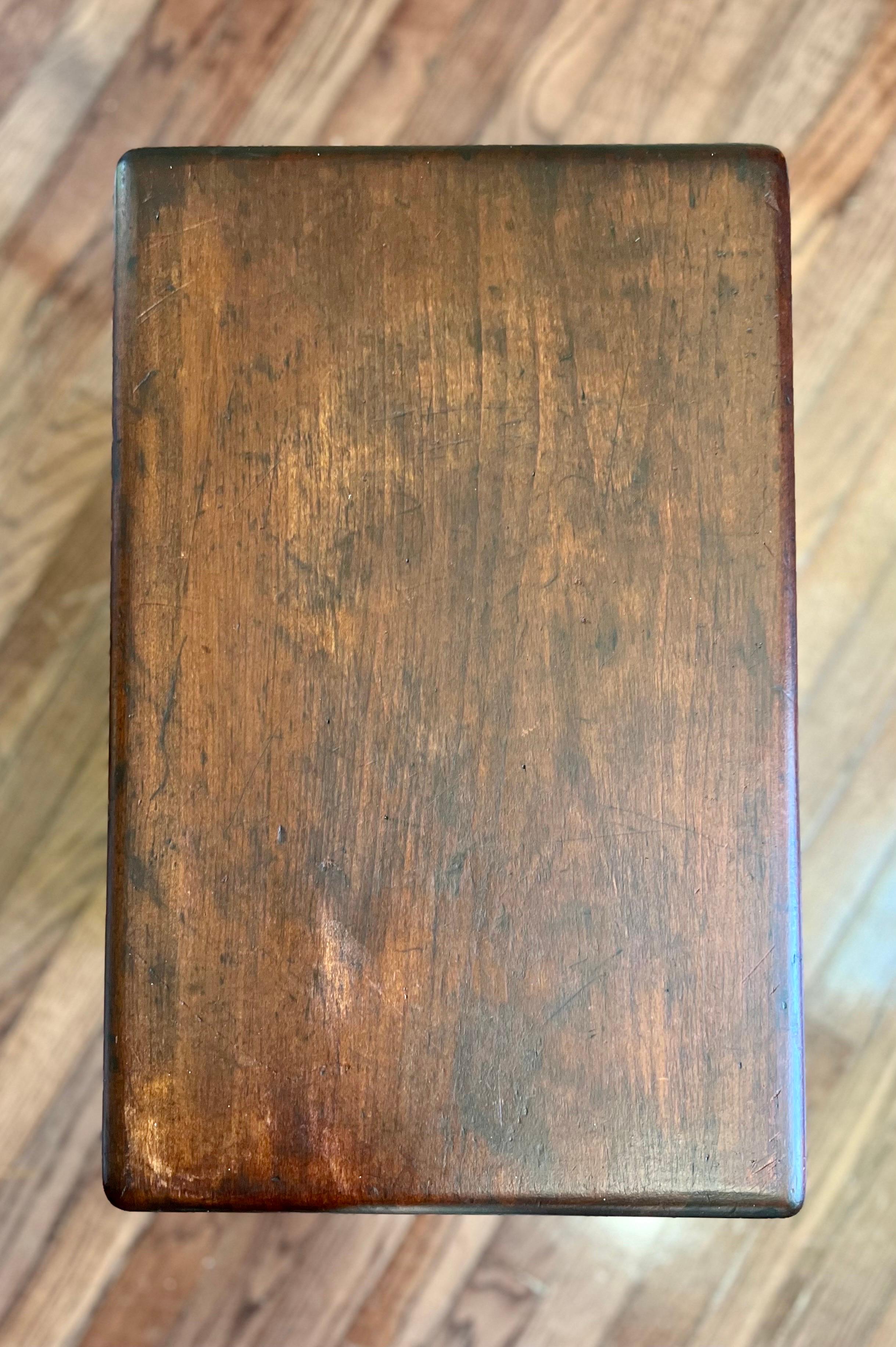 Antiker englischer Eichenholzhocker des 19. im Zustand „Gut“ im Angebot in Doylestown, PA