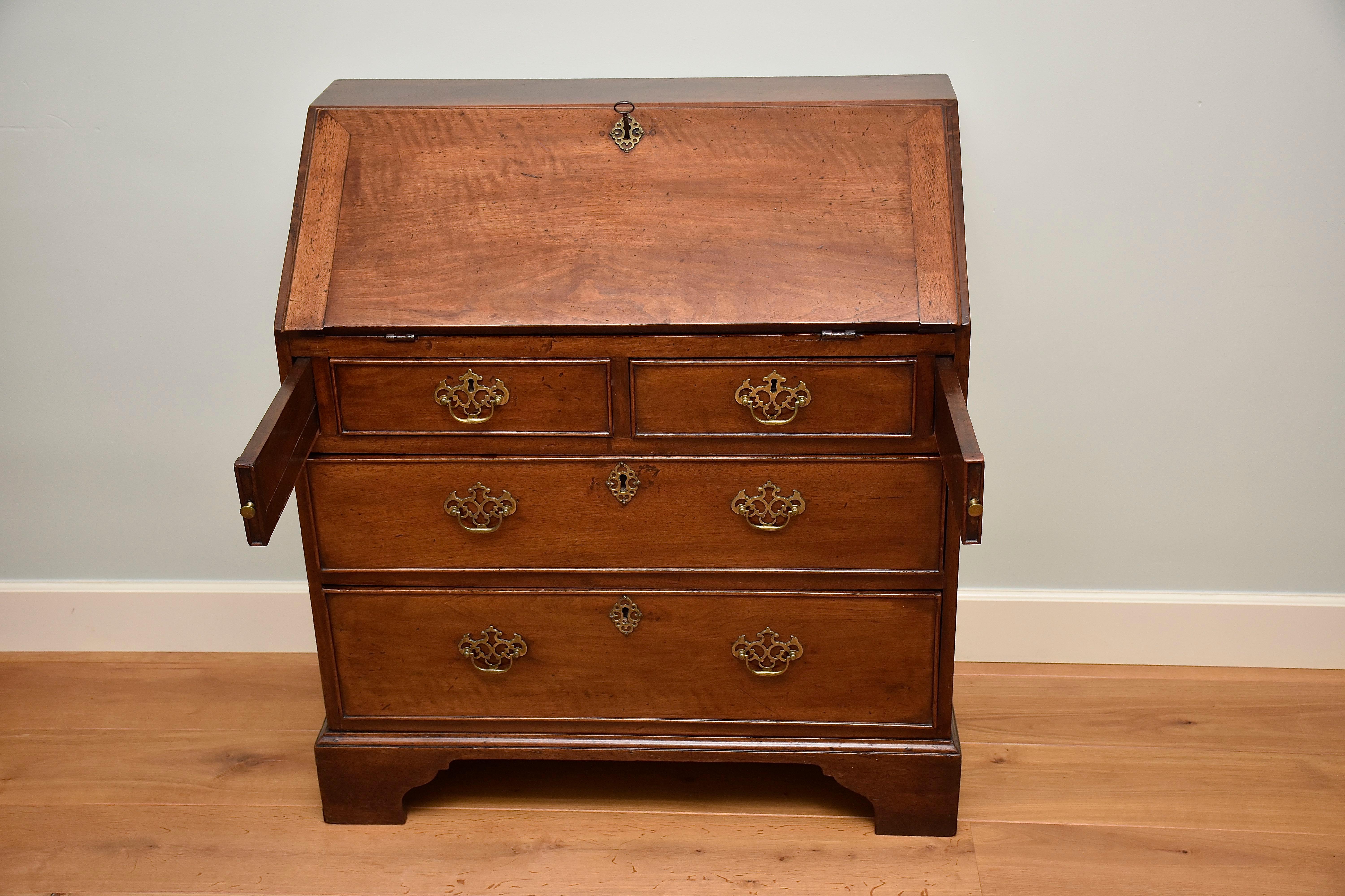 A very fine antique secretary/ bureau.
With writing desk, 2 large and 2 small drawers and hidden secret letter compartments.
Decorated with original brass ornaments and handles.
Two keys are present.
Beautiful quality, elegant shape and a lovely old