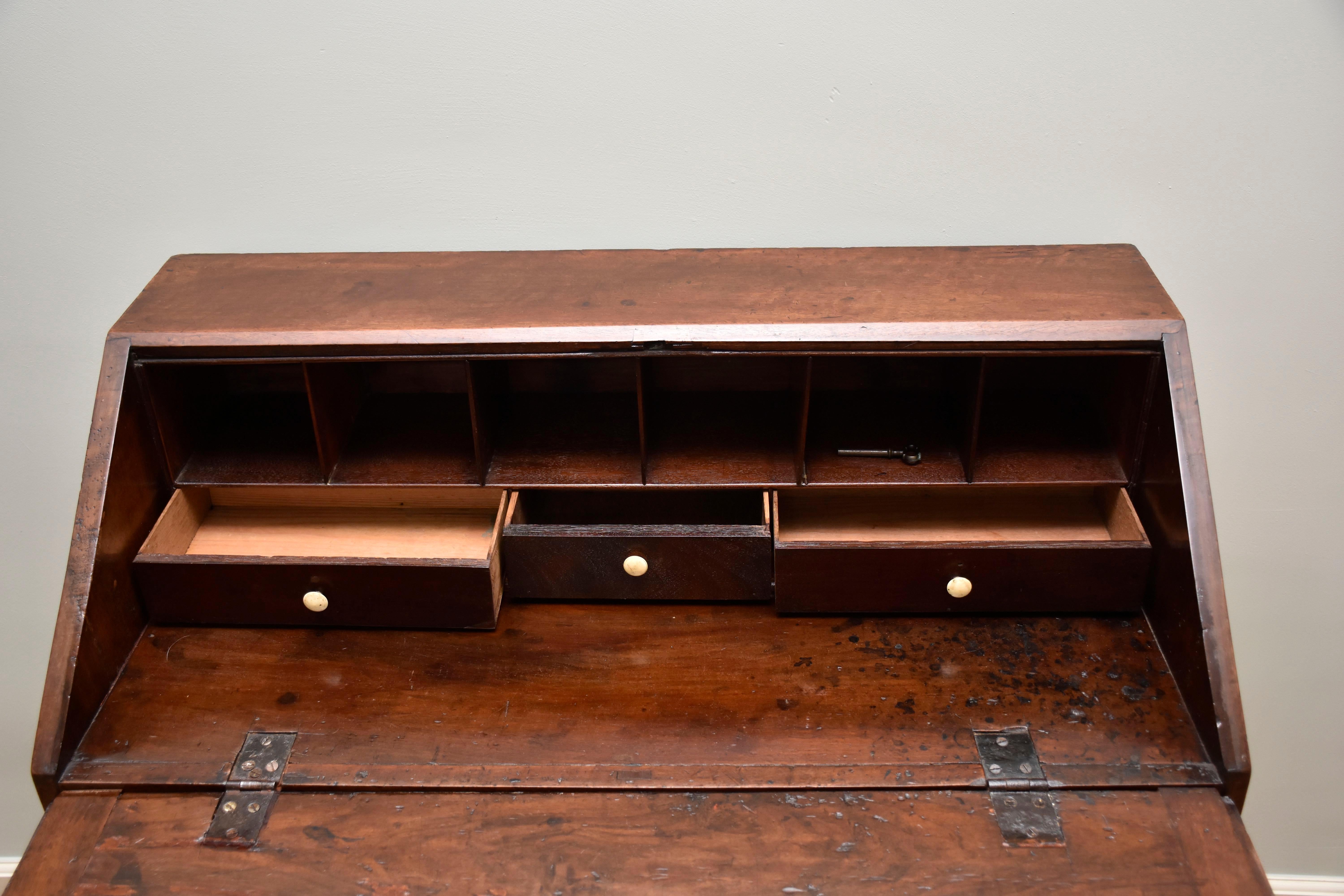 Hand-Crafted Antique 19th century English oak secretary / bureau For Sale