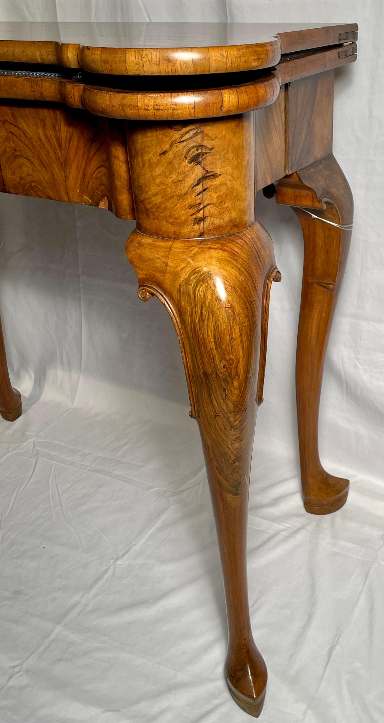 Antike englische Queen Anne-Konsole und Kartentisch aus gemasertem Nussbaumholz, 19. Jahrhundert. im Zustand „Gut“ im Angebot in New Orleans, LA