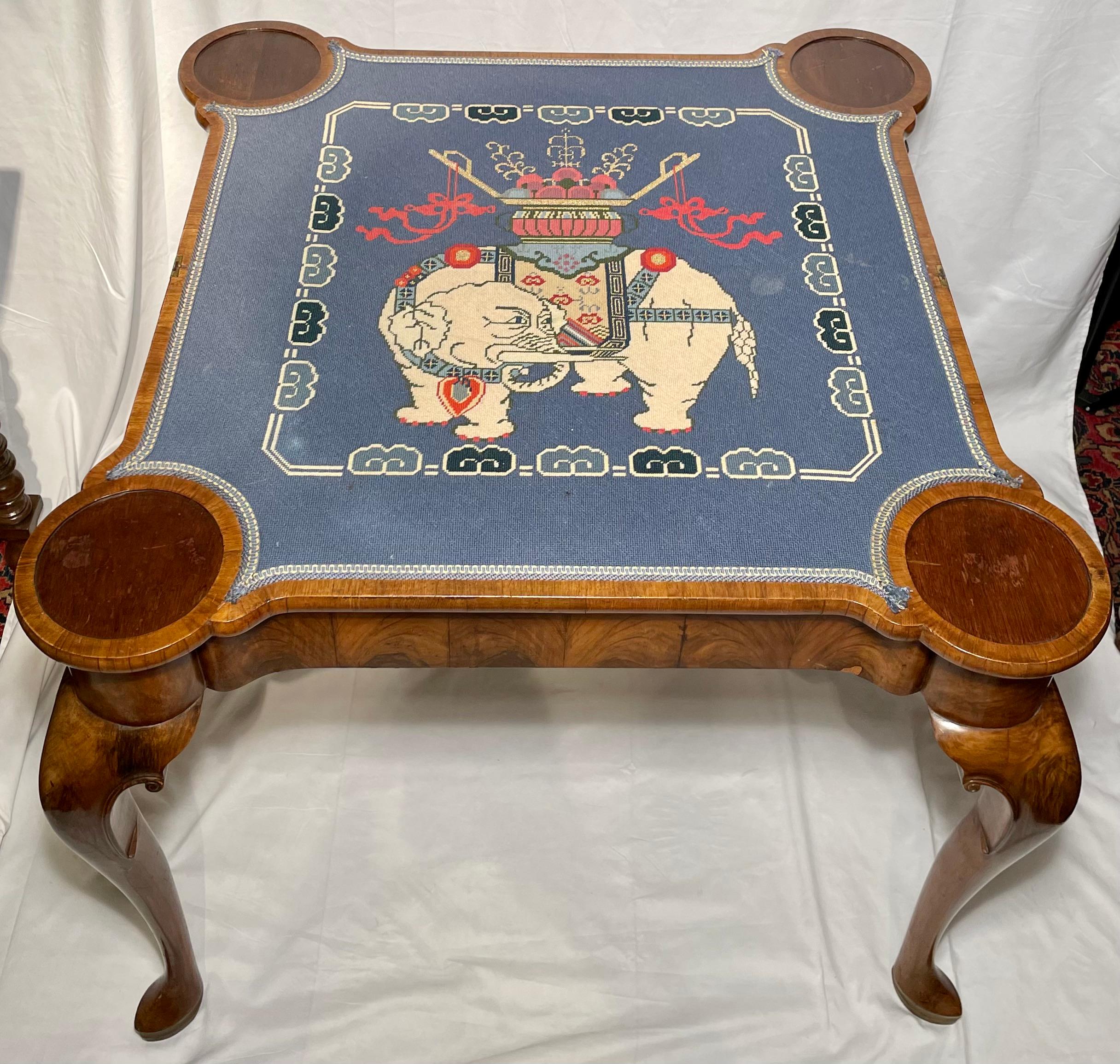Antike englische Queen Anne-Konsole und Kartentisch aus gemasertem Nussbaumholz, 19. Jahrhundert. (Walnuss) im Angebot
