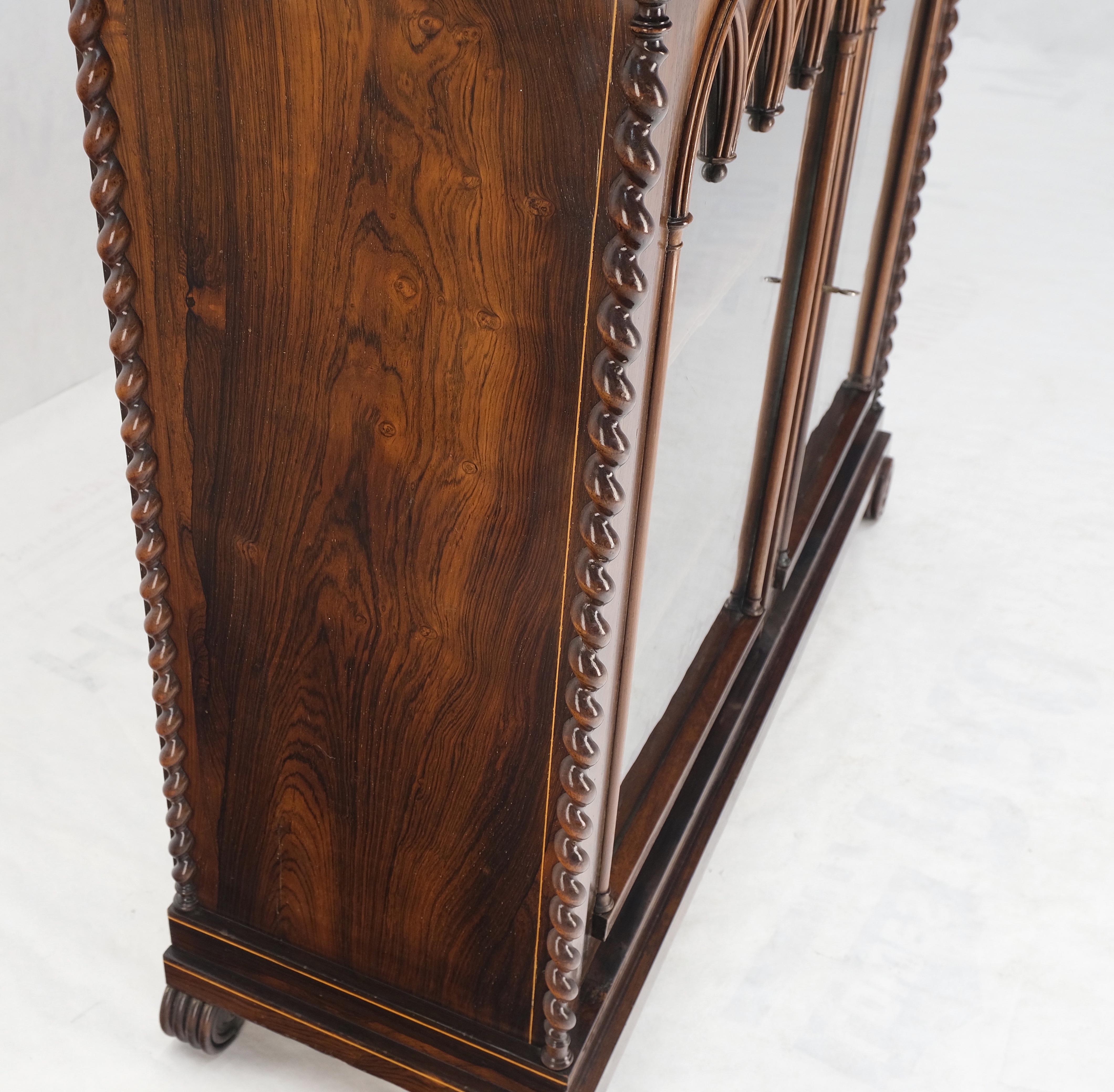 Antikes geschnitztes englisches Regency-Rosenholz aus dem 19. Jahrhundert  Gestufte Regale Step Back Sideboard Server MINT! 
Original antikes Glas, funktionierender Schlüssel.