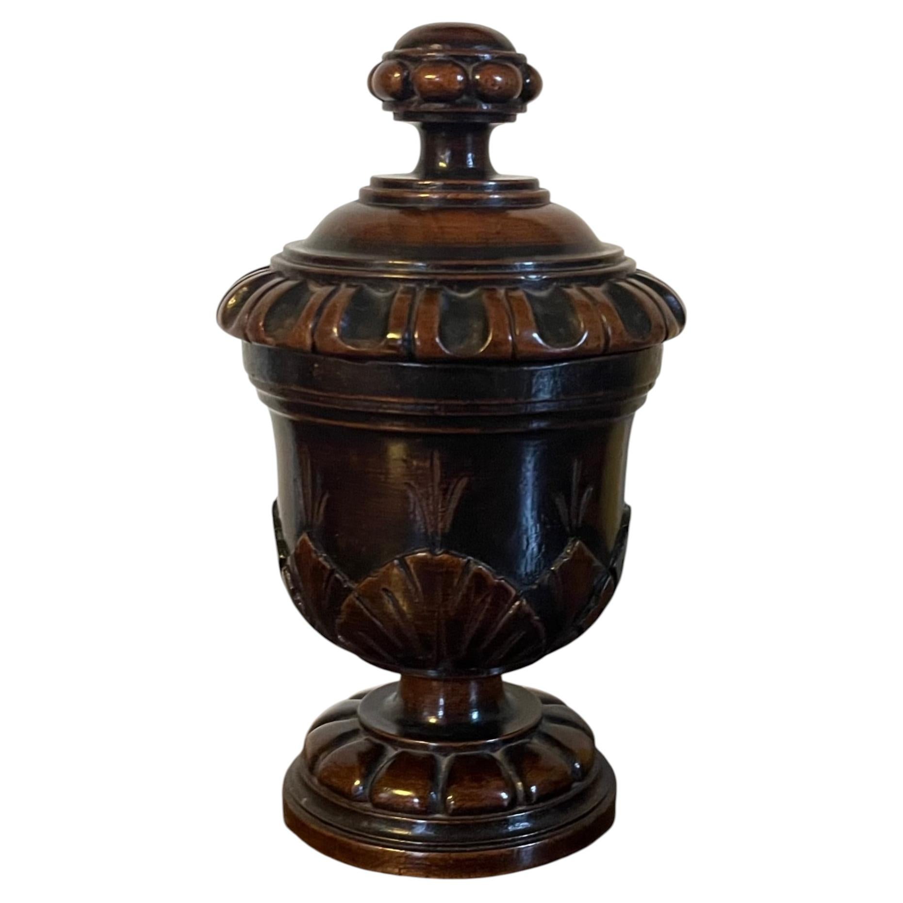 Ancienne urne en acajou sculpté de style Régence anglaise du 19ème siècle
