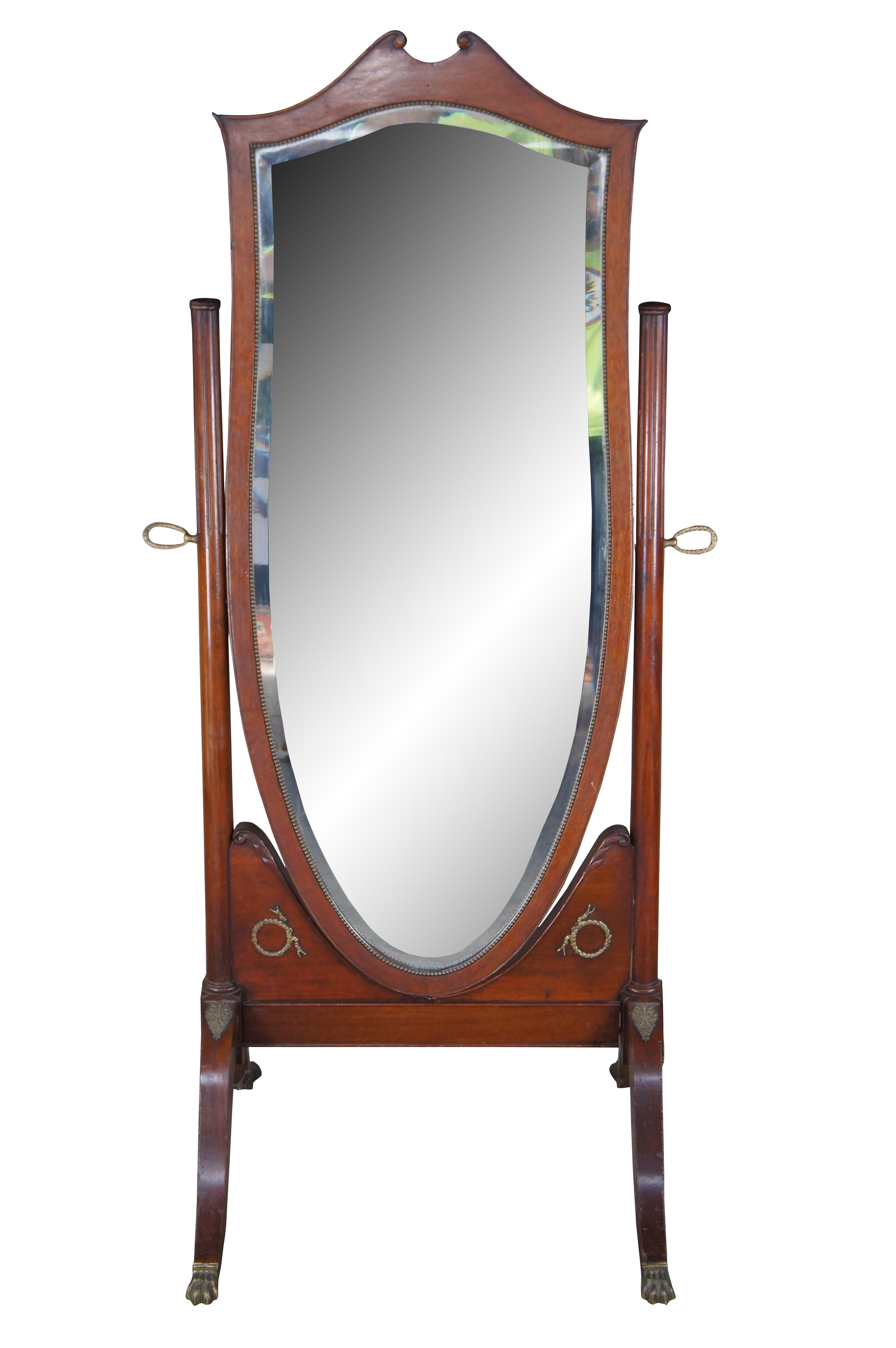 Antique Mirror inglese Regency del XIX secolo.  Presenta una forma a scudo realizzata in mogano con una lastra di vetro smussato incastonata su una girevole tra colonne rotonde sostenute da gambe a punta e piedi ad artiglio.  Lo specchio è