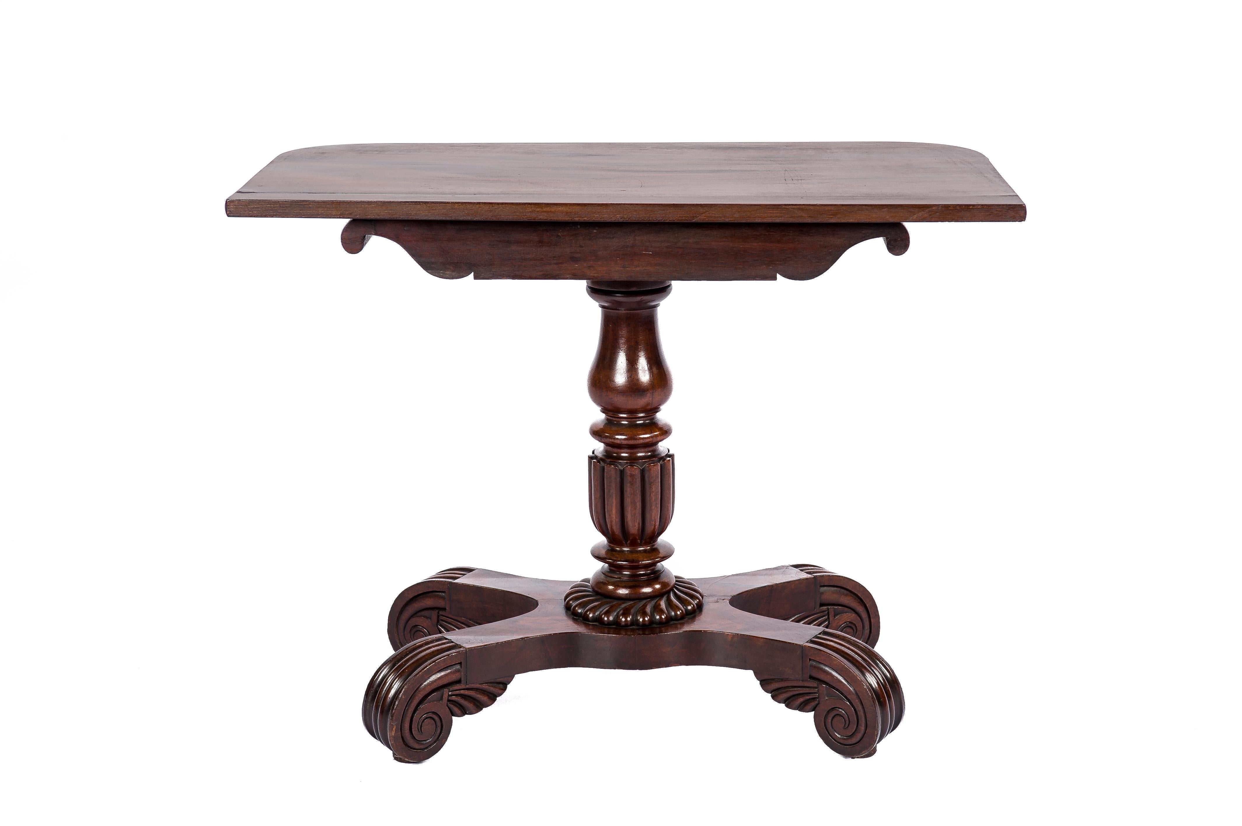 Antique 19th Century English Regency Warm Brown Mahogany Occasional Table In Good Condition For Sale In Casteren, NL