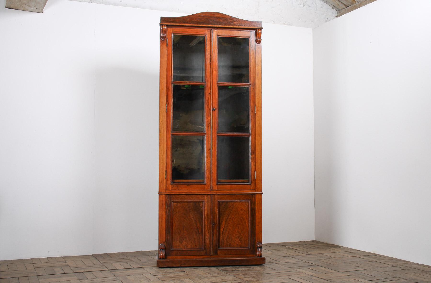 Un Armero Antiguo Inglés de Palisandro del siglo XIX, bellamente presentado, una pieza impresionante que encarna la sofisticación y la elegancia del estilo de la alta burguesía inglesa. Este extraordinario armario tiene puertas dobles con paneles de