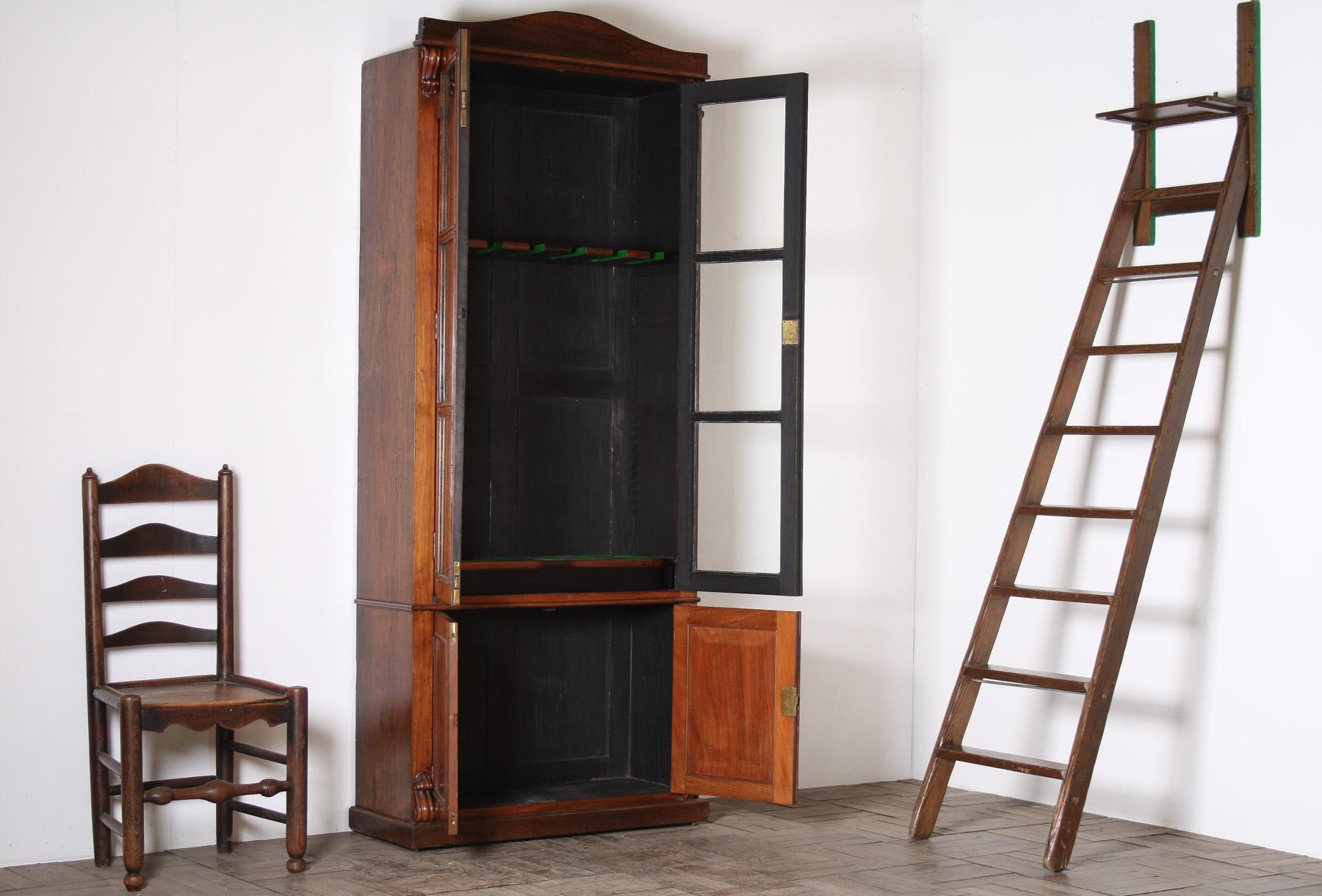 Antiguo Armero de Palisandro Inglés del Siglo XIX Mueble expositor de caza siglo XIX en venta