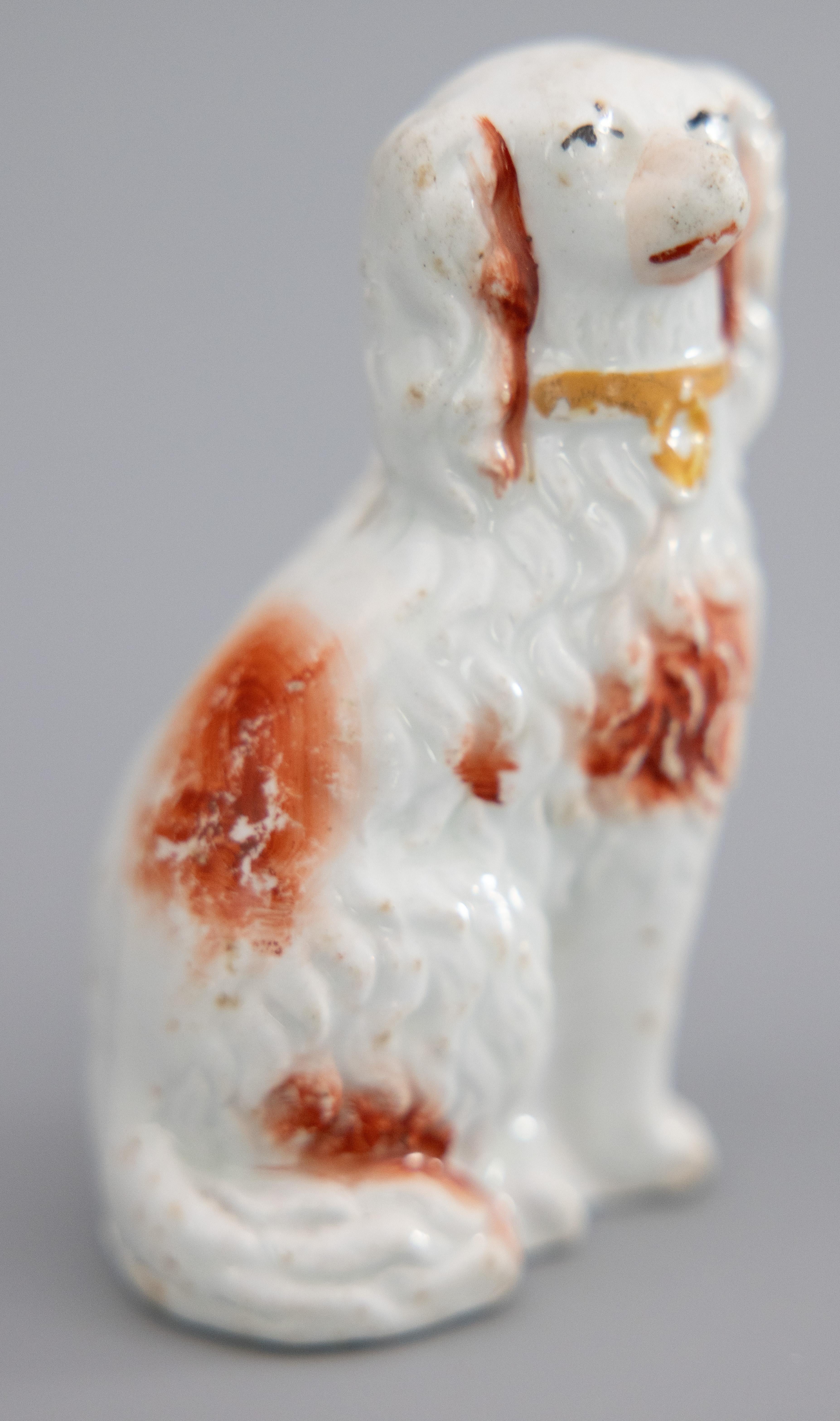 Superbe figurine ancienne du 19e siècle en Staffordshire, représentant un petit épagneul roux. Cette pièce est peinte à la main avec des détails raffinés et conviendrait parfaitement à l'amoureux des chiens ou au collectionneur.

DIMENSIONS
2,25ʺW ×