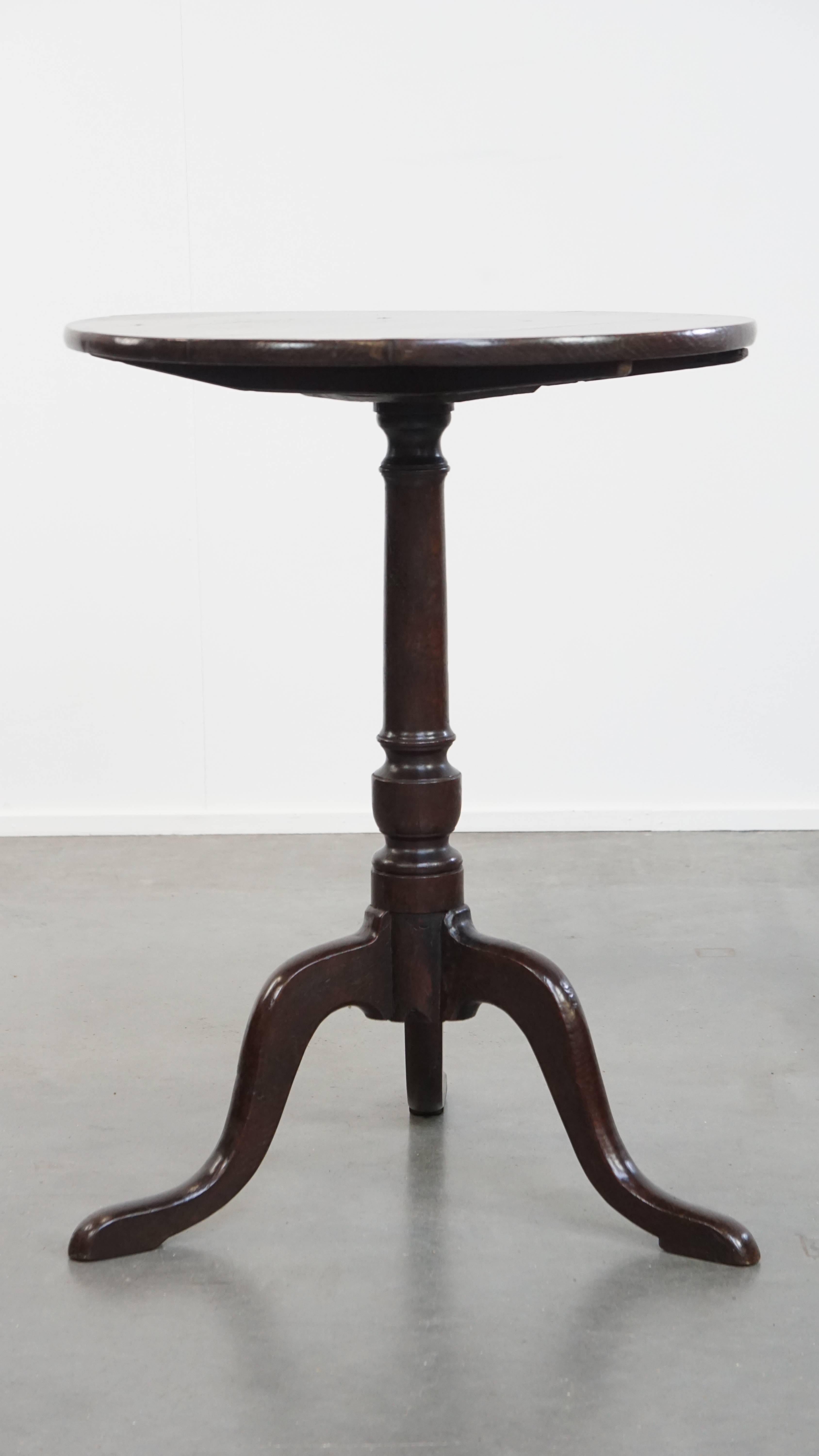 Nous vous proposons cette charmante table / table d'appoint anglaise ancienne du XIXe siècle à plateau rond et à plateau basculant. 

Cette table ronde anglaise à plateau basculant date du 19e siècle. Il présente une patine magnifiquement vieillie