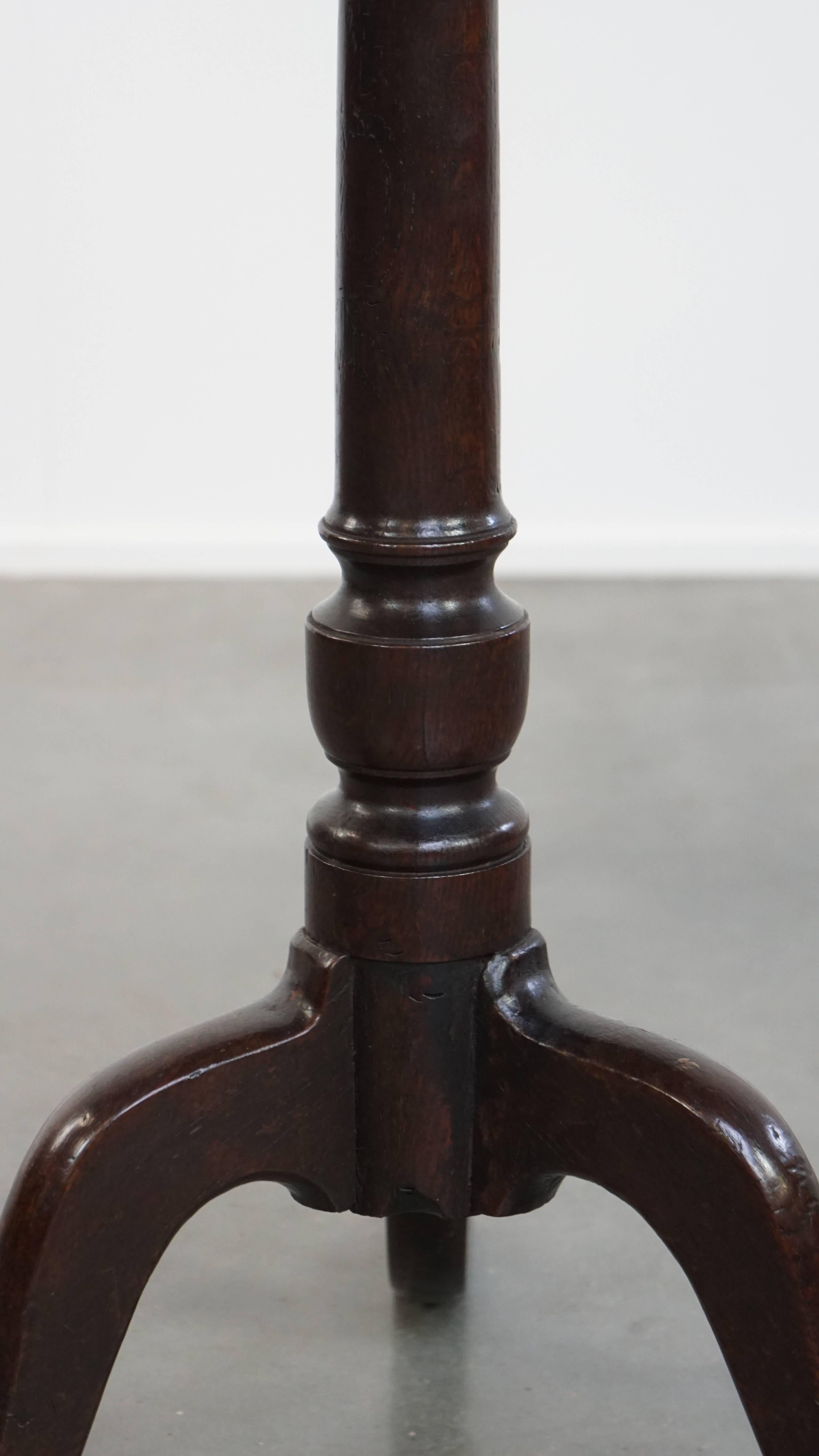 Fait main Table / table d'appoint anglaise ancienne du 19e siècle à plateau basculant en vente