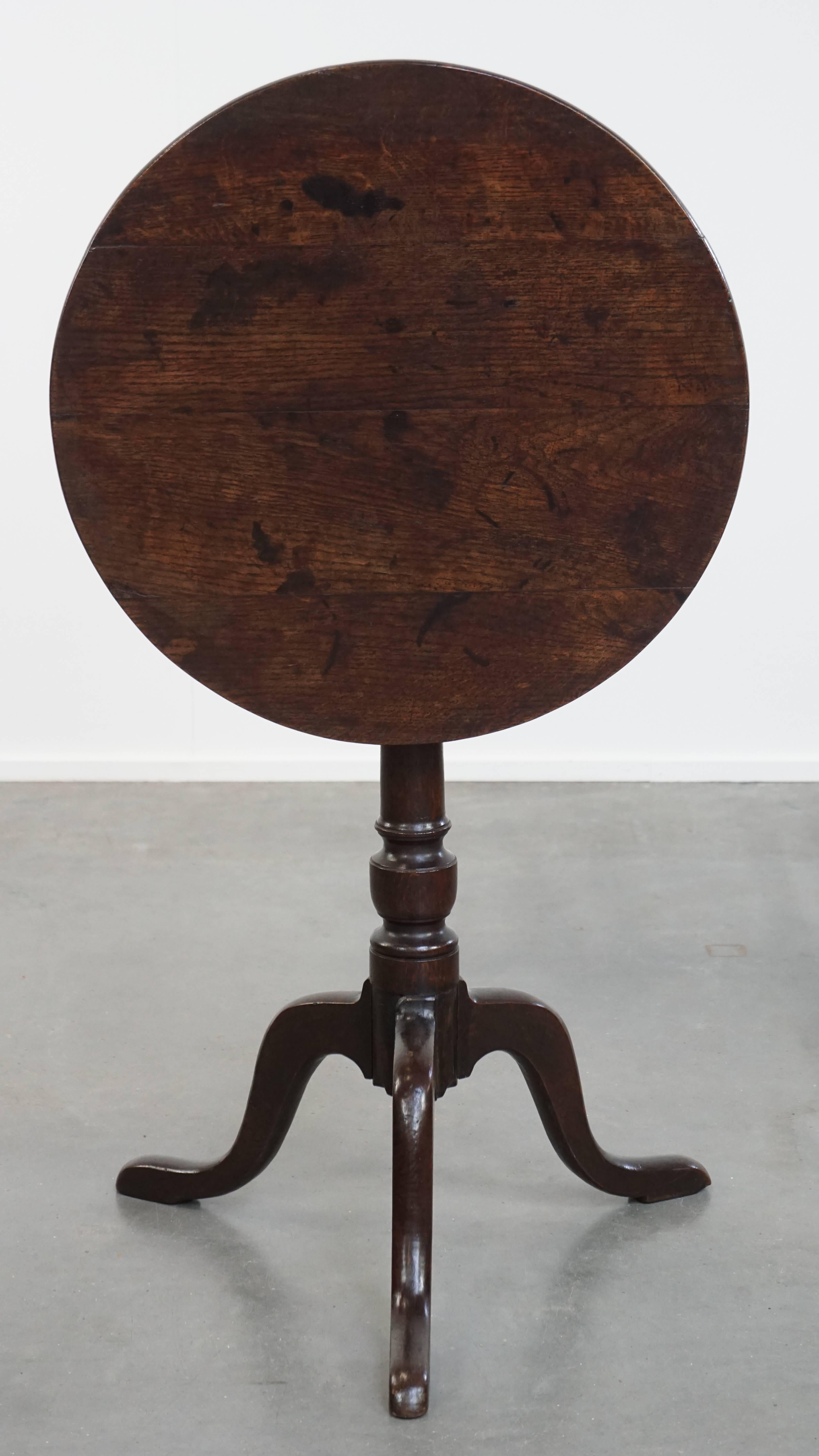 Table / table d'appoint anglaise ancienne du 19e siècle à plateau basculant État moyen - En vente à Harderwijk, NL