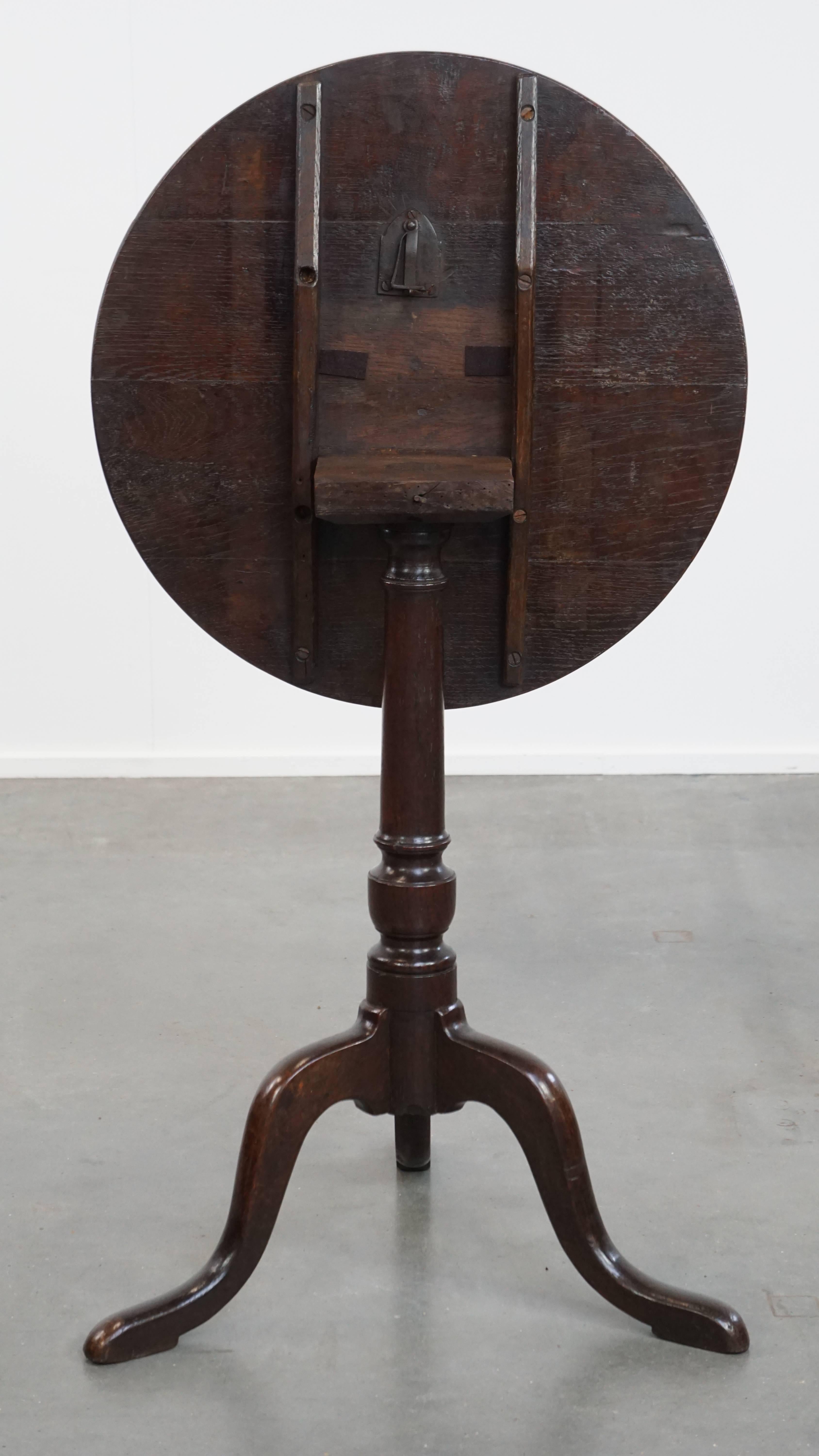 Bois Table / table d'appoint anglaise ancienne du 19e siècle à plateau basculant en vente