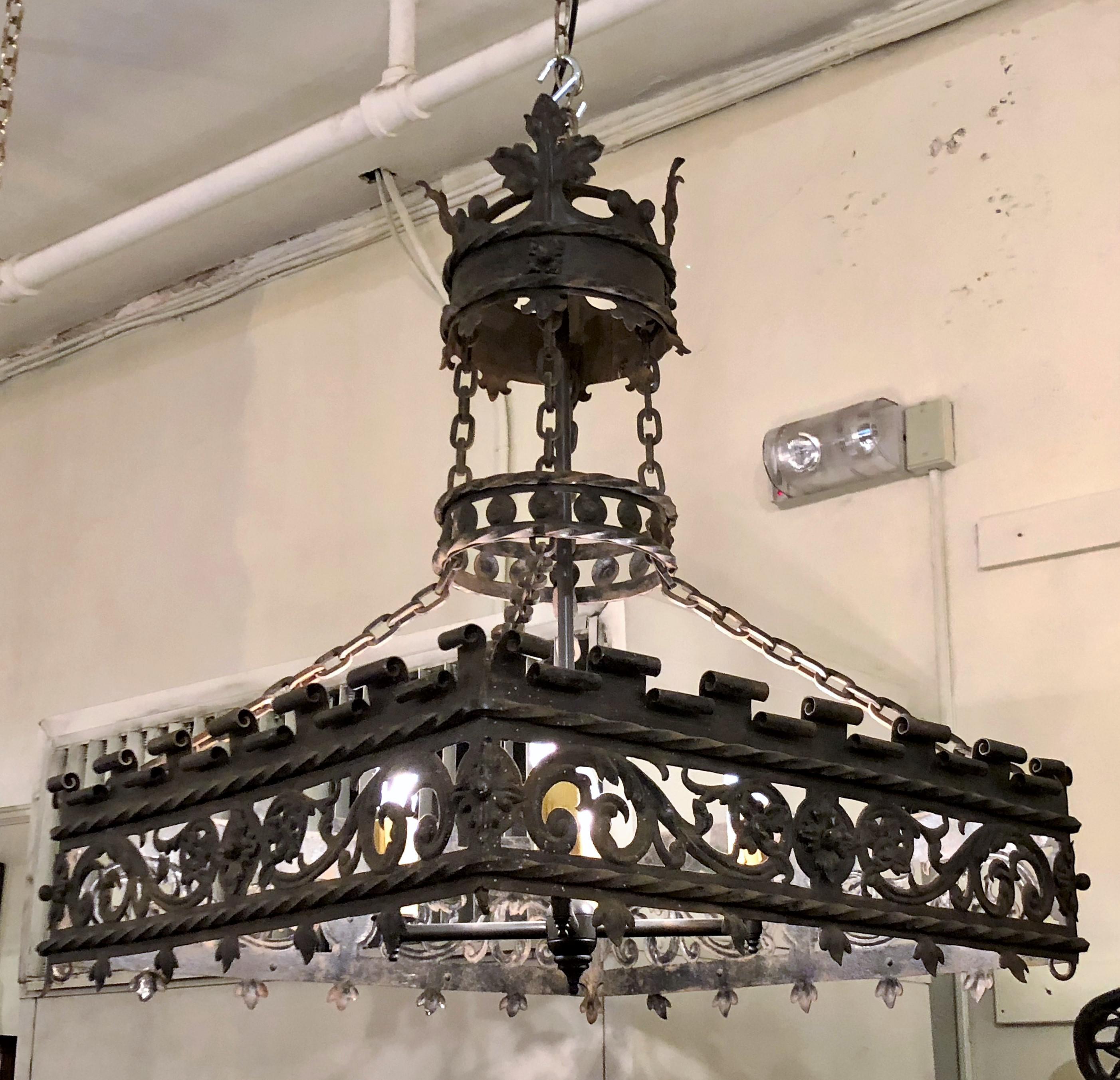 Antique 19th century English traditional wrought iron tavern fixture.
       
