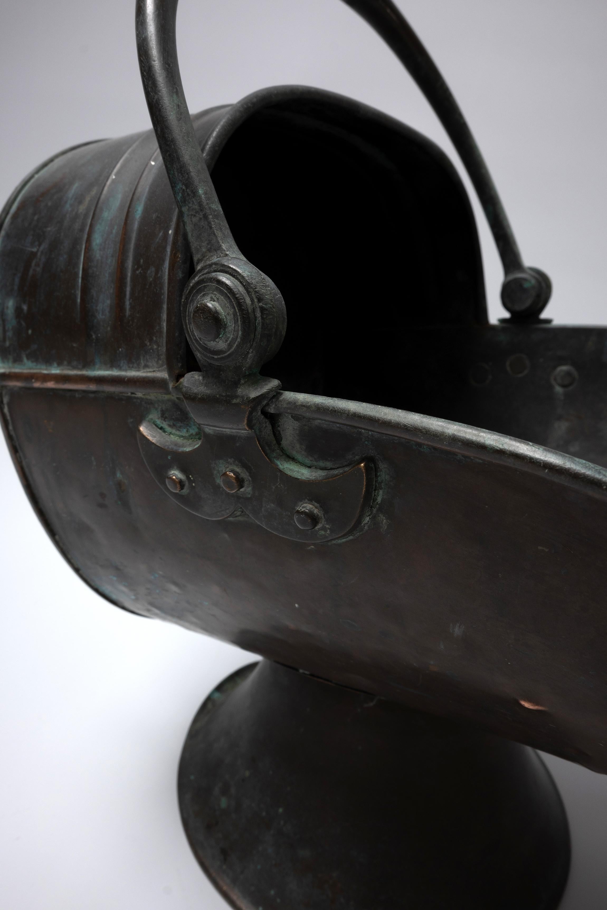 Antico Scuttle in rame verdastro inglese del XIX secolo 
Rame splendidamente patinato, a forma di 
