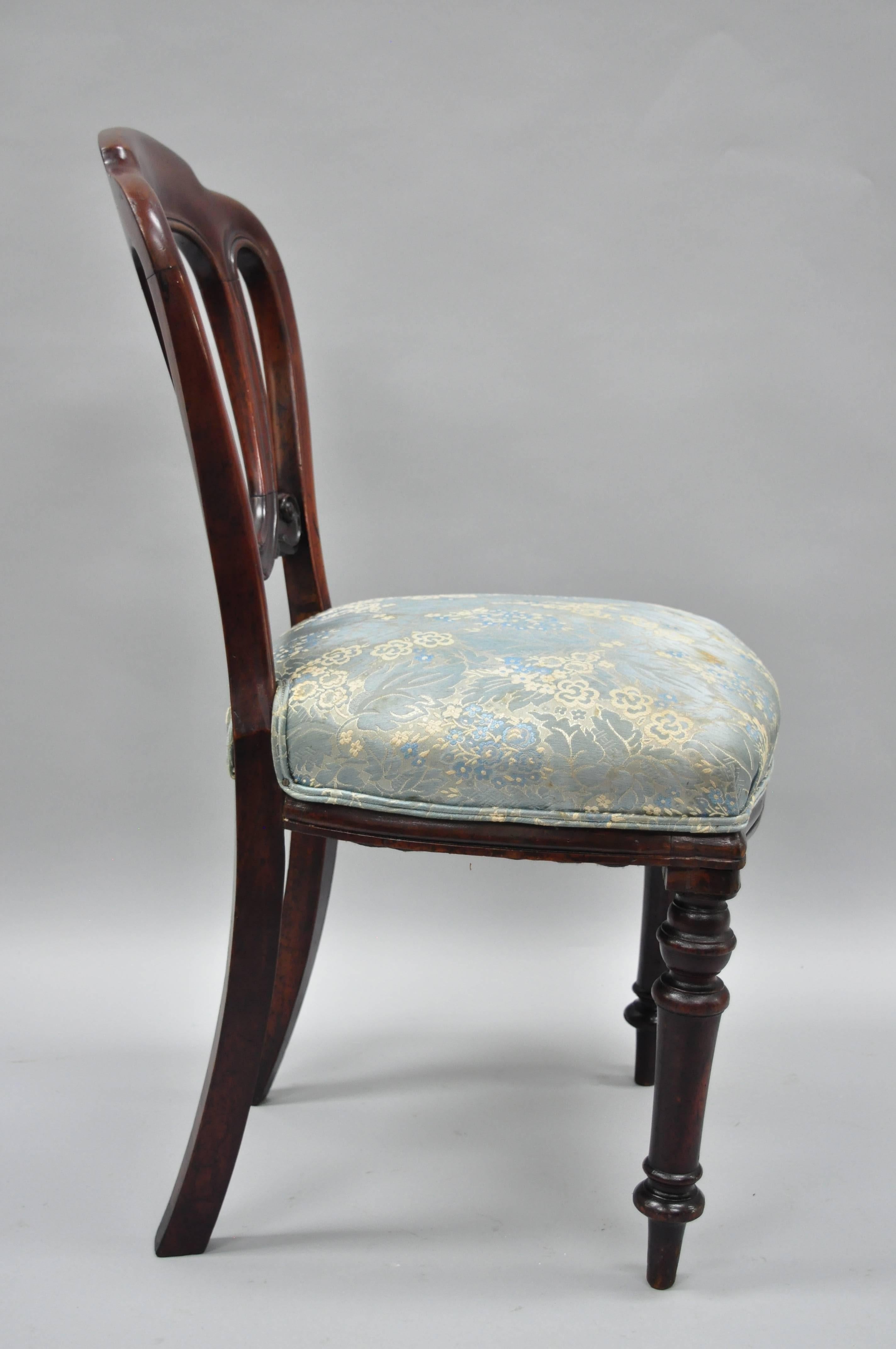 Antique 19th Century English Victorian Balloon Back Mahogany Library Side Chair In Good Condition In Philadelphia, PA