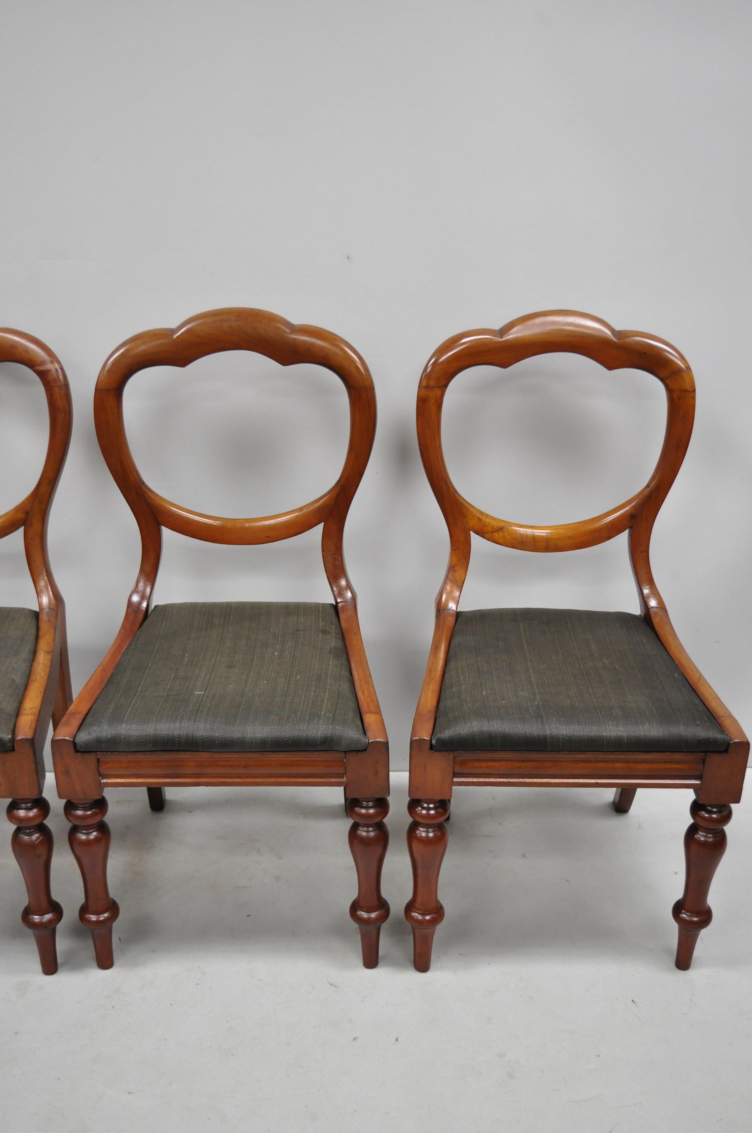 Anglais Anciennes chaises d'appoint de bibliothèque victoriennes anglaises du 19ème siècle en acajou à dossier en forme de ballon en vente