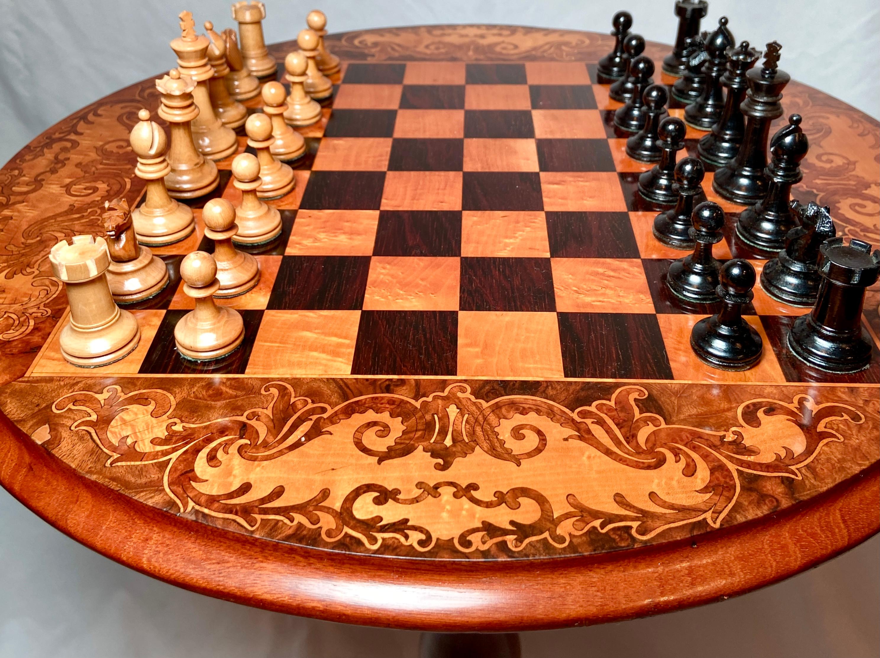 Ancienne table d'échecs en noyer de l'époque victorienne anglaise du 19e siècle, vers 1885.