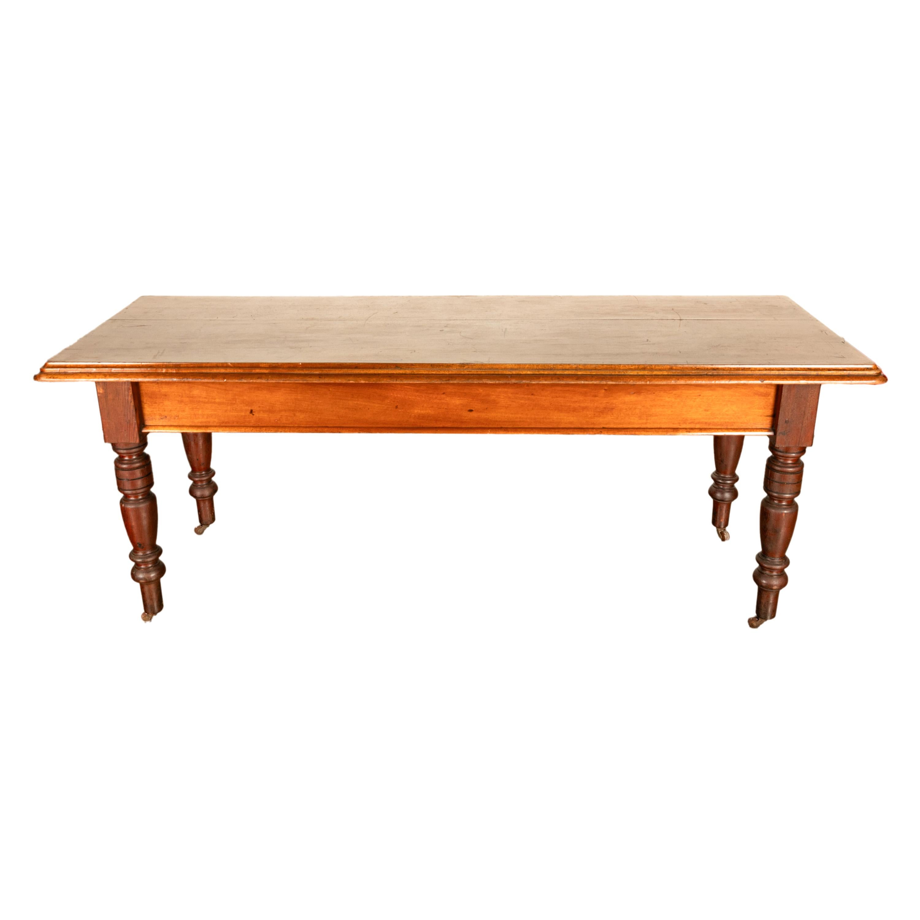 Une bonne table de salle à manger ou de service en noyer, ancienne, du 19e siècle, de type Farmhouse/Country House anglais, vers 1860.

Une superbe table de maison de campagne ancienne en noyer massif, la longue table ayant un tiroir à chaque