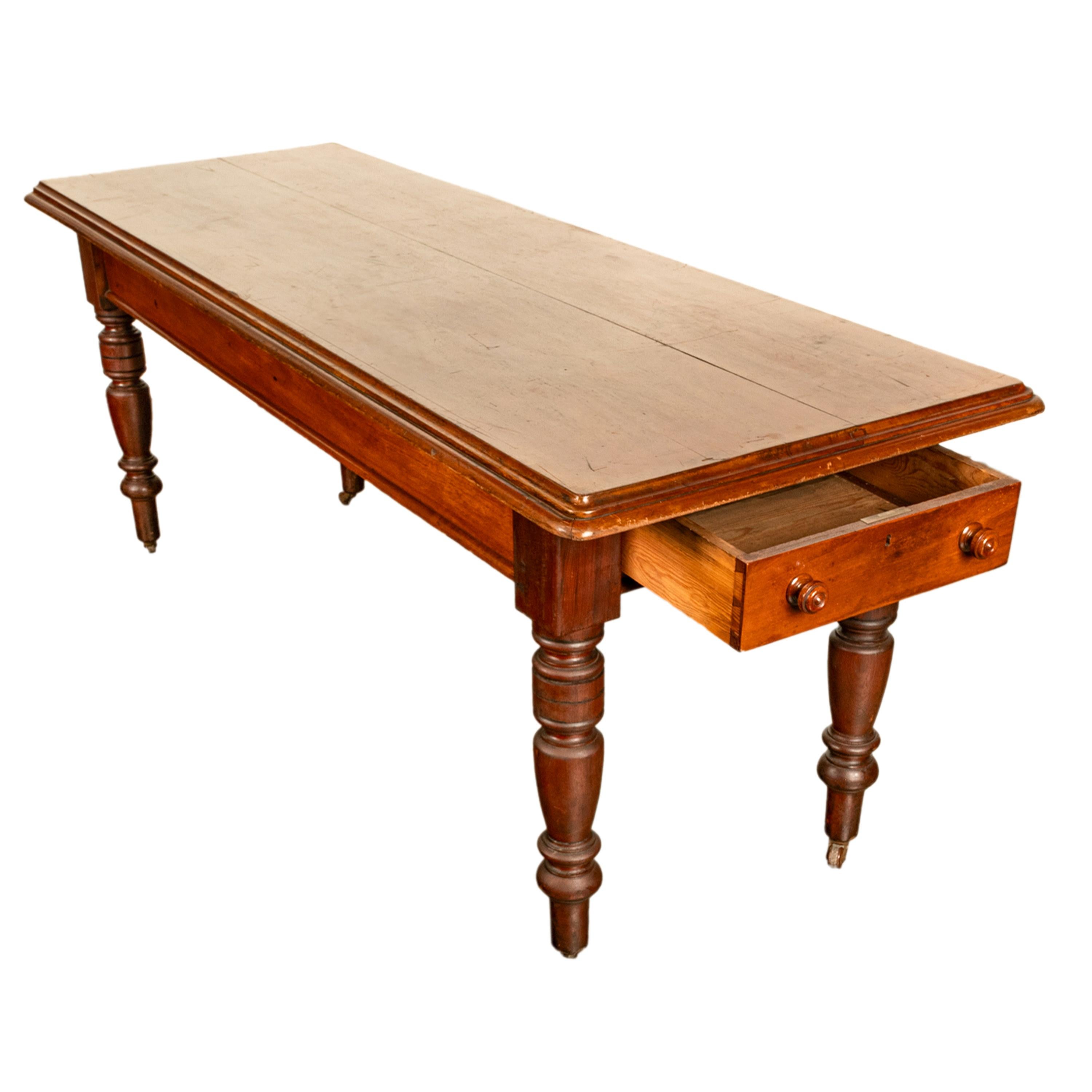 Milieu du XIXe siècle The English Country House Antiques Table de Réfectoire de Salle à Manger en Noyer du 19ème siècle. en vente