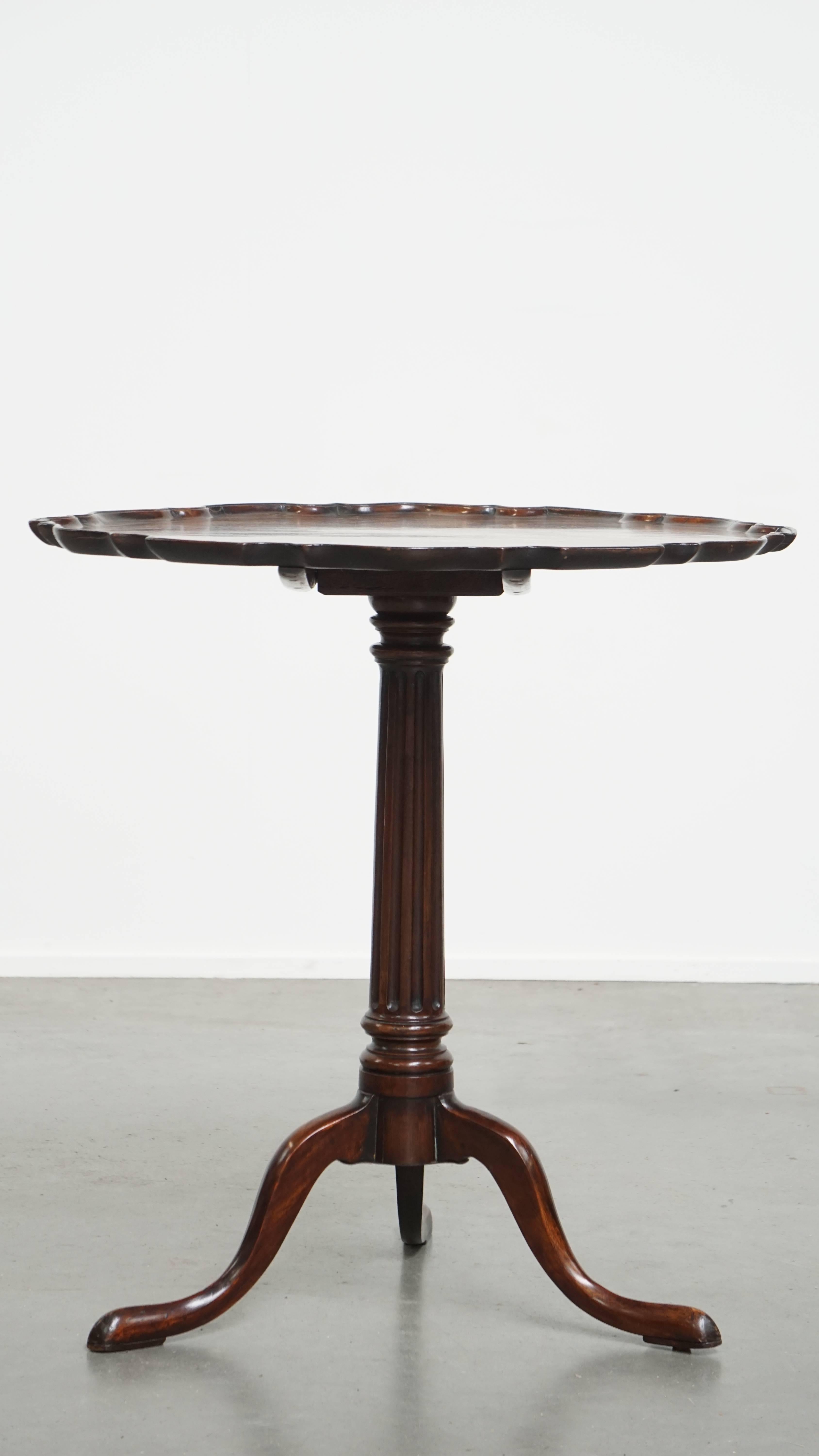 Questo antico e affascinante tavolo da vino/tavolino inglese del XIX secolo è caratterizzato da un elegante piano in un unico pezzo. Questo suggestivo tavolo rotondo inglese a ribalta risale al XIX secolo. È realizzato in Oak e conserva ancora il