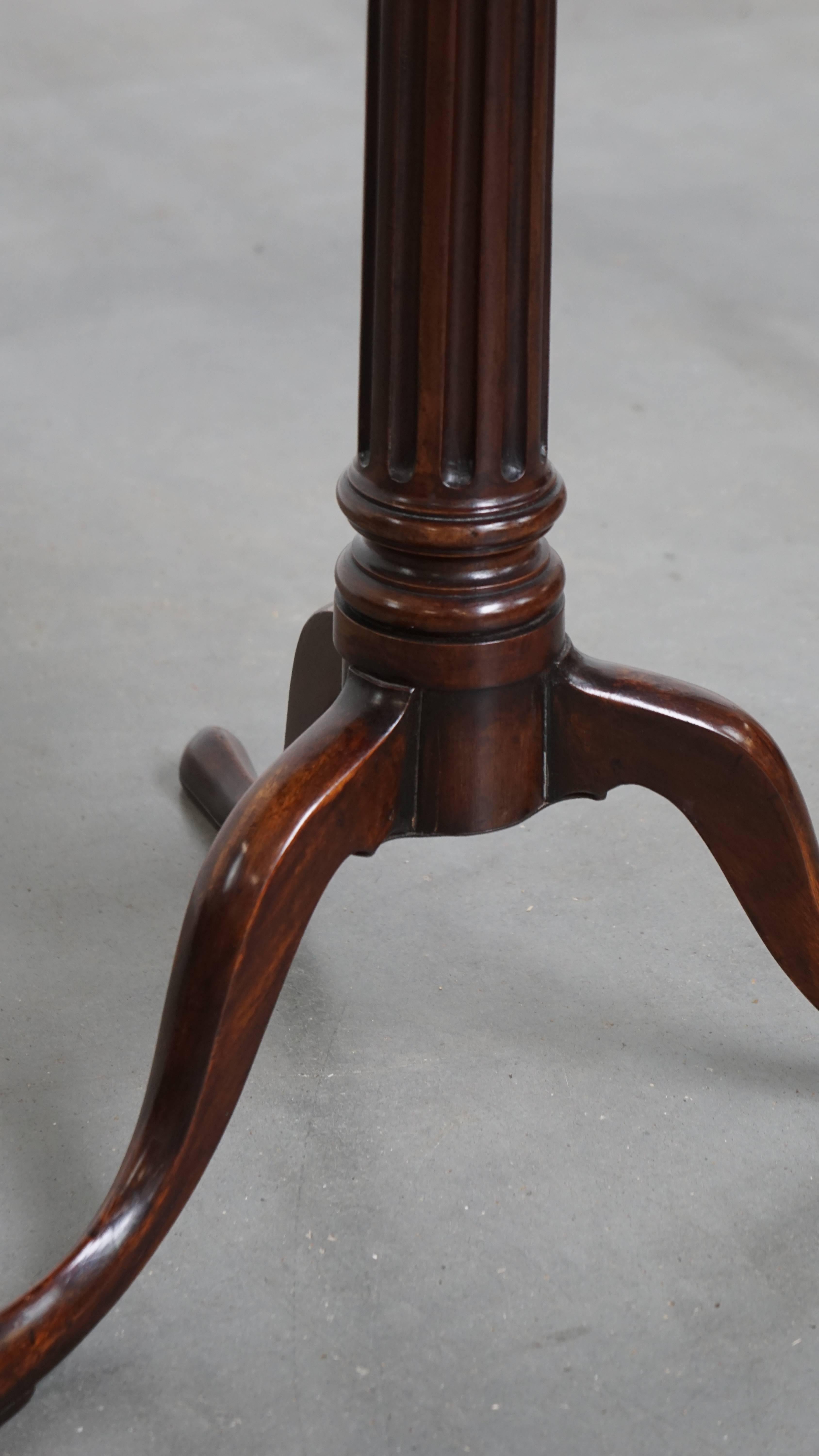 Legno Antico tavolo da vino/basculante inglese del XIX secolo con piano in un unico pezzo in vendita