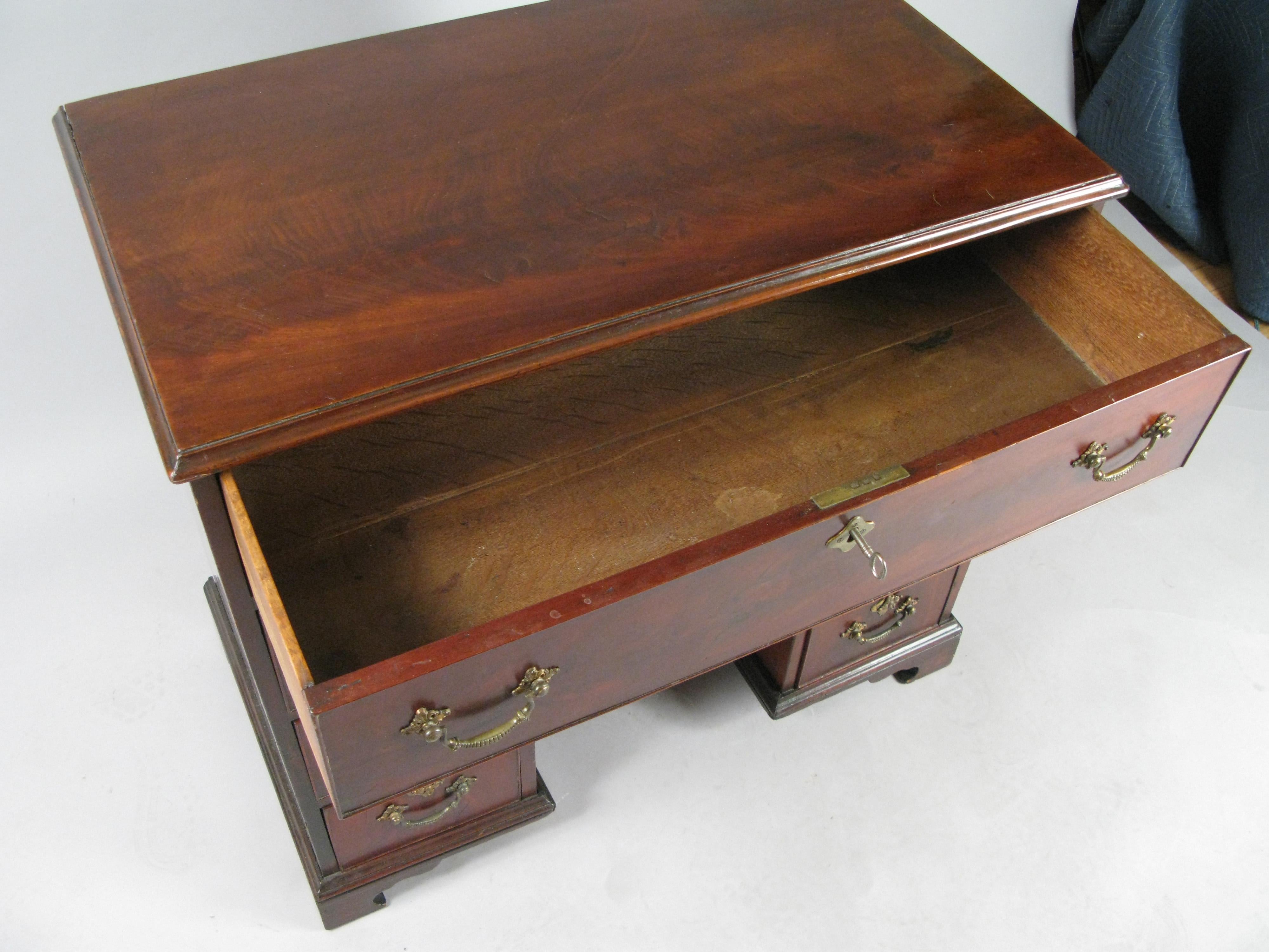 Antique 19th Century English Writing Desk In Good Condition In Hudson, NY