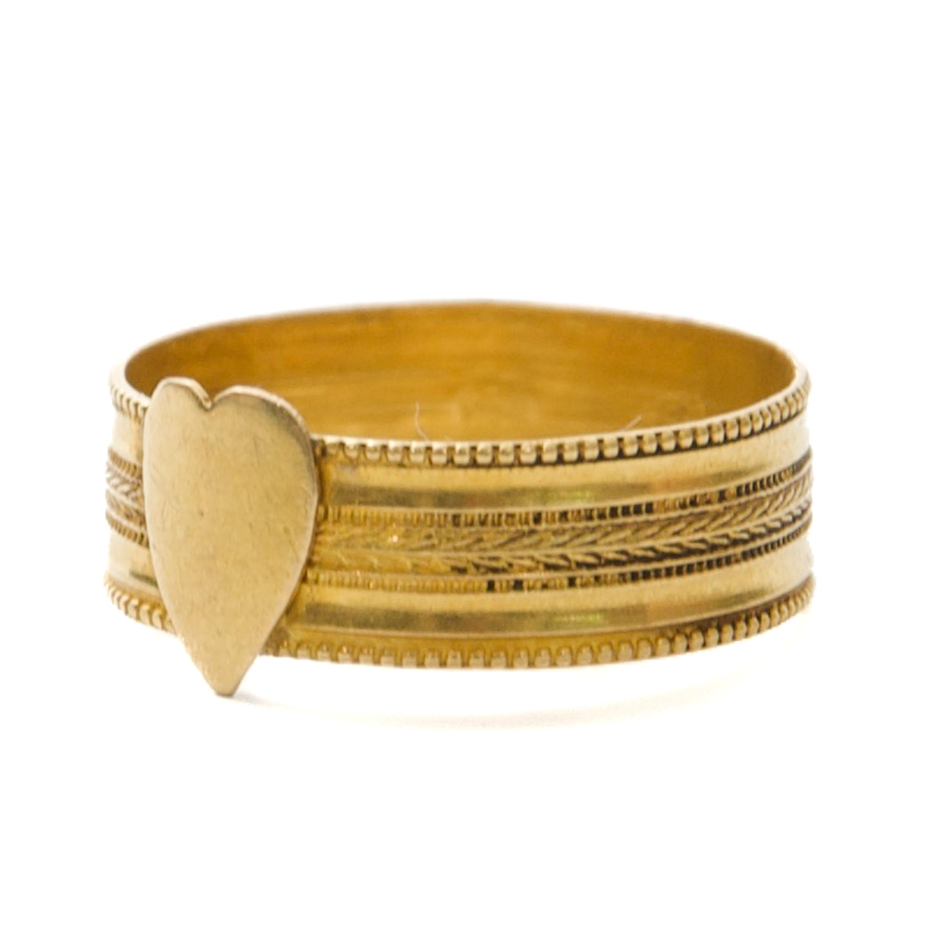 Antique 19th Century Engraved 18K Gold Heart Band Ring In Good Condition For Sale In Rotterdam, NL