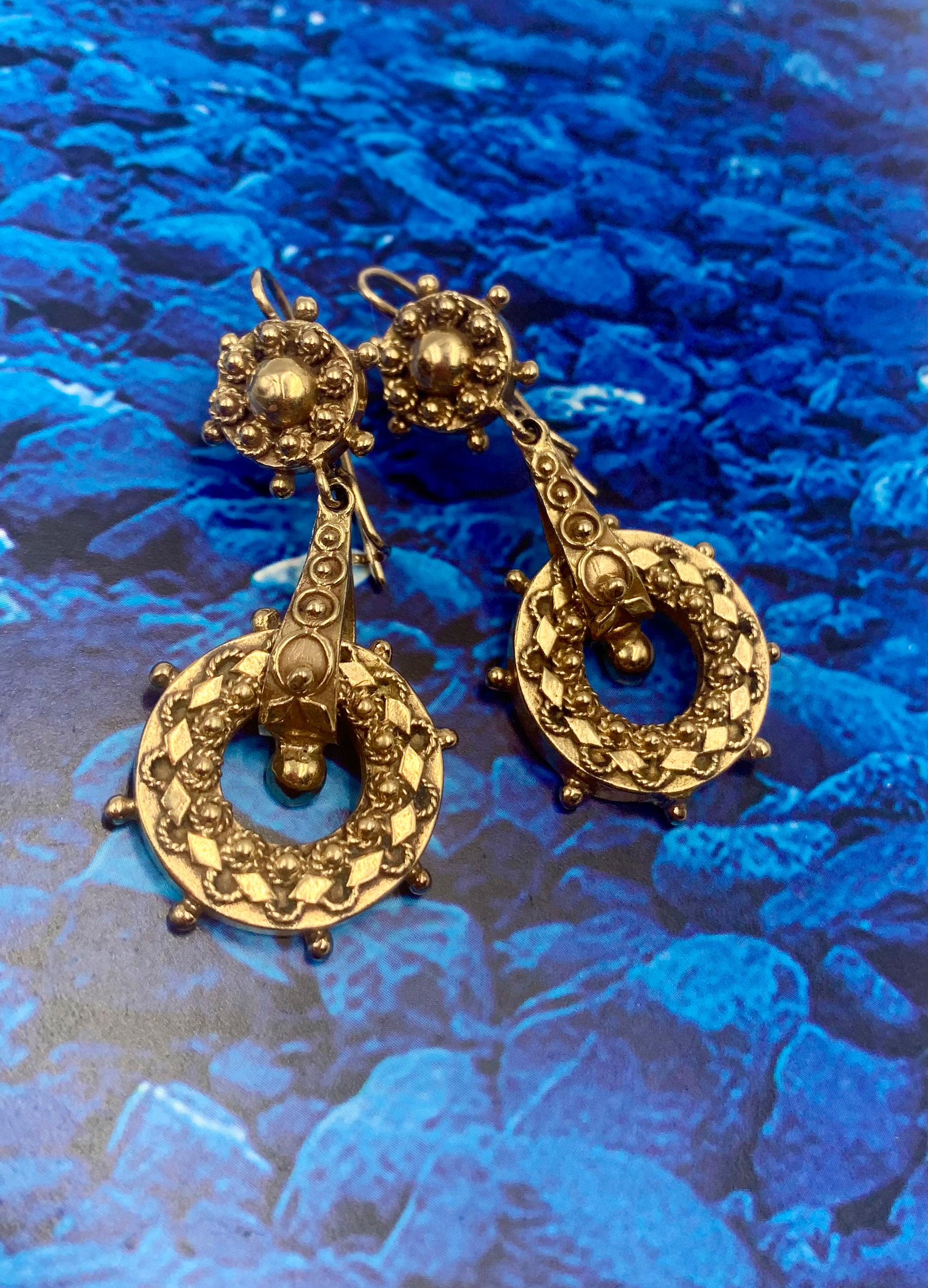 Orecchini antichi del XIX secolo in oro giallo 14 carati di stile Ertuscan Revival in vendita 5